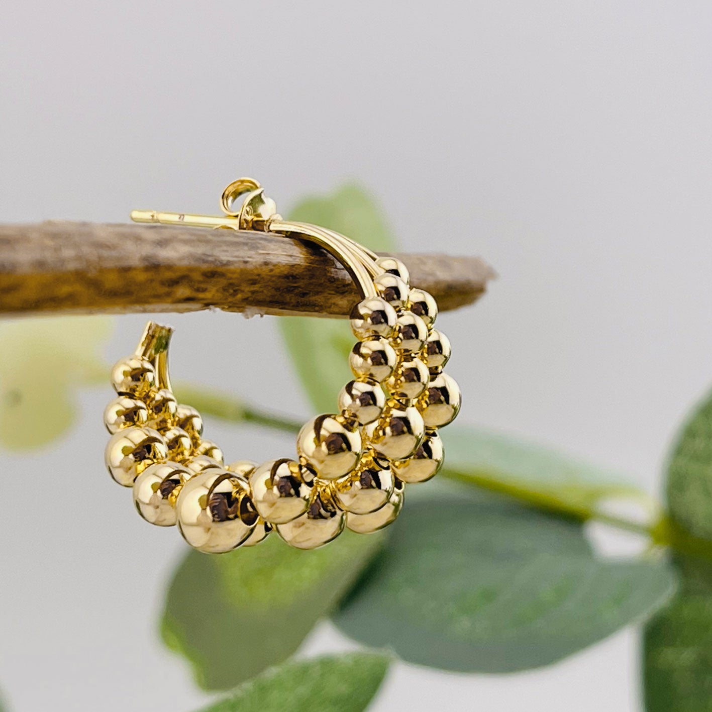 Goldene Ohrstecker mit drei Kugelreifen Boho Nuria