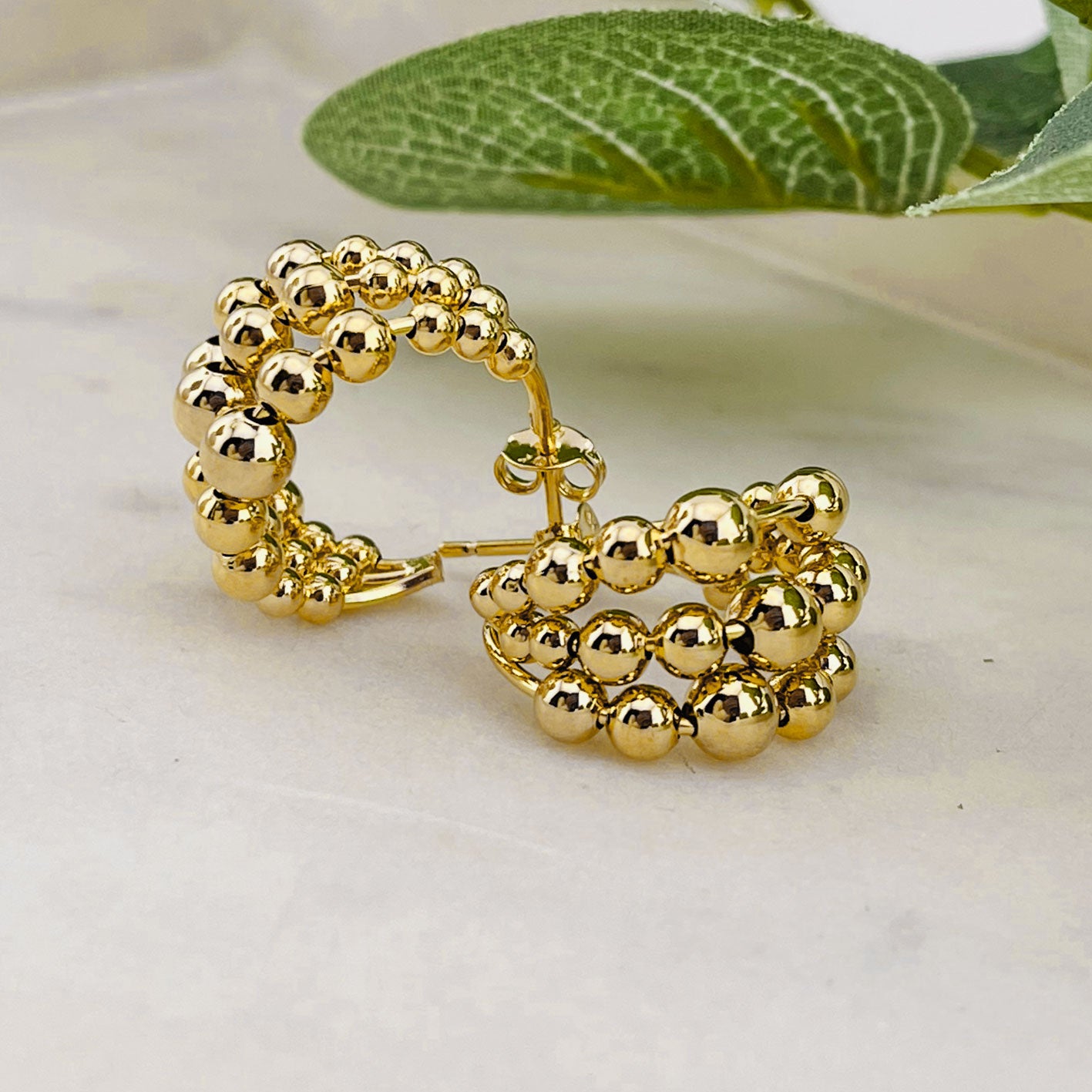 Goldene Ohrstecker mit drei Kugelreifen Boho Nuria