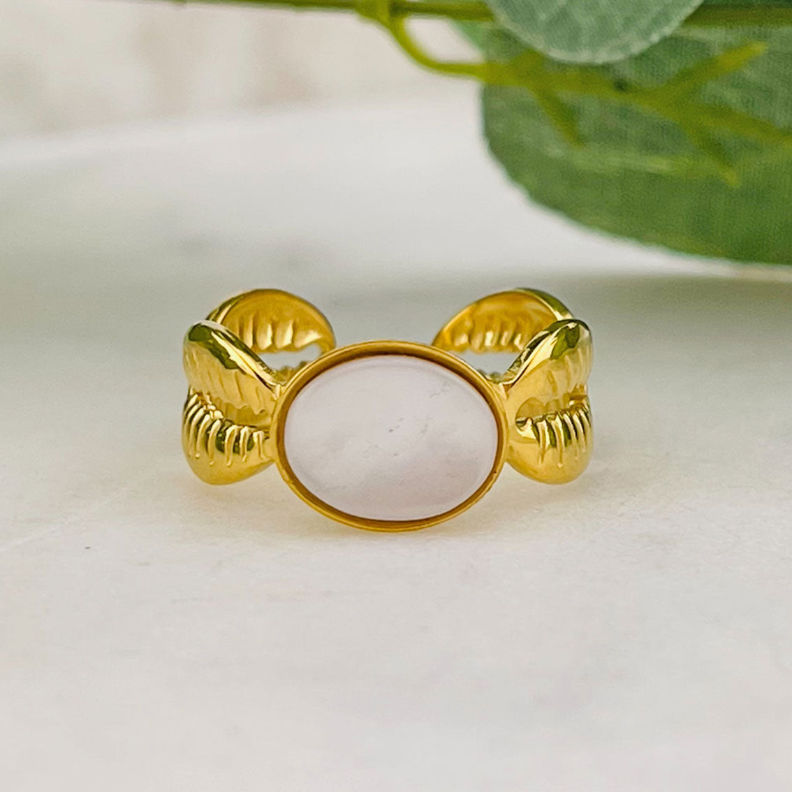 Goldener Muschelring mit weissem Stein Leonarda