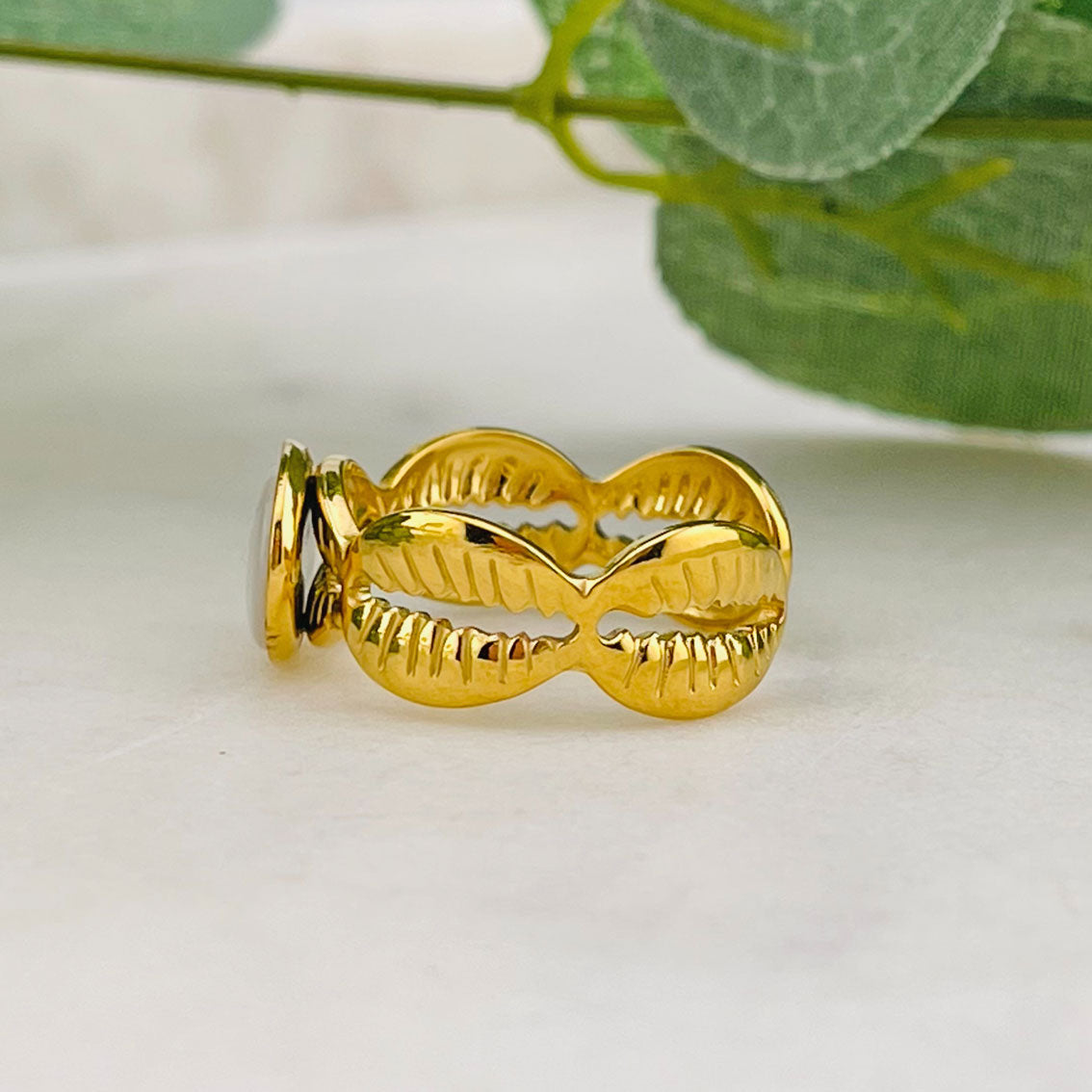 Goldener Muschelring mit weissem Stein Leonarda