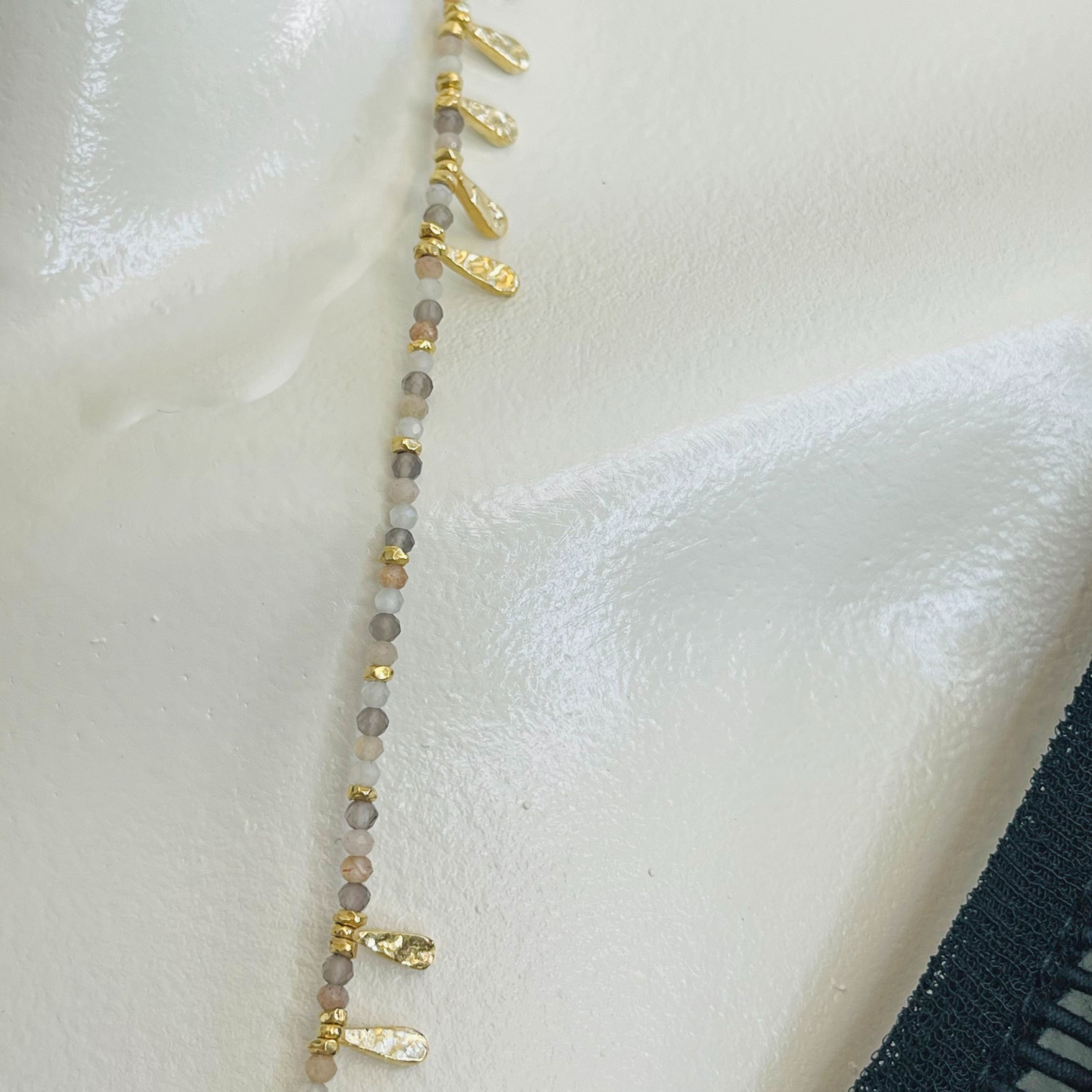 Boho-Kette Gold und grauer Achat Pink Sand Blossom