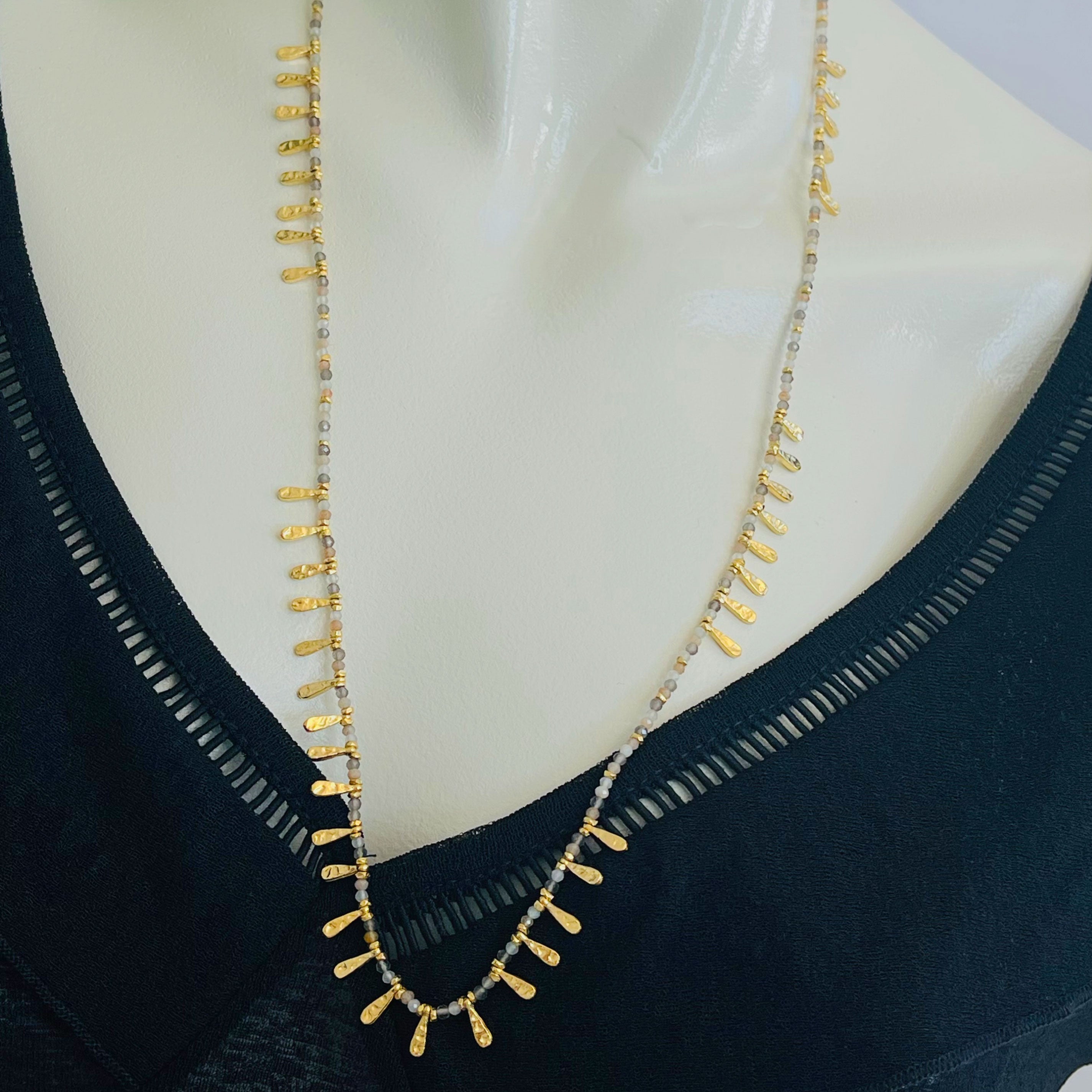 Boho-Kette Gold und grauer Achat Pink Sand Blossom