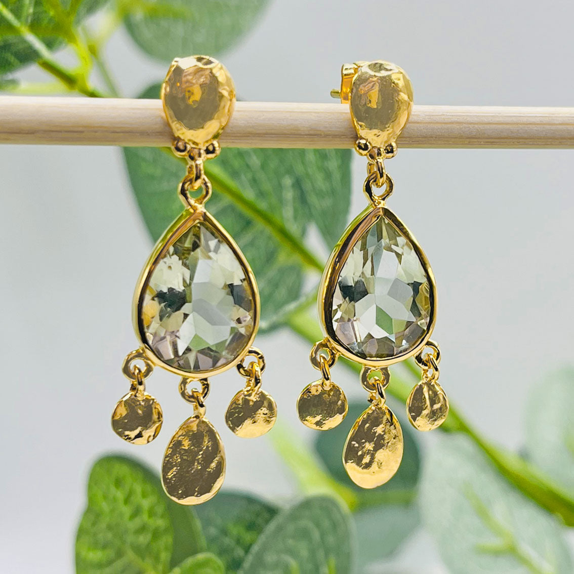 Boho-Chic Goldohrringe mit Anhängerchen und Amethyst Pink Sand Dafina