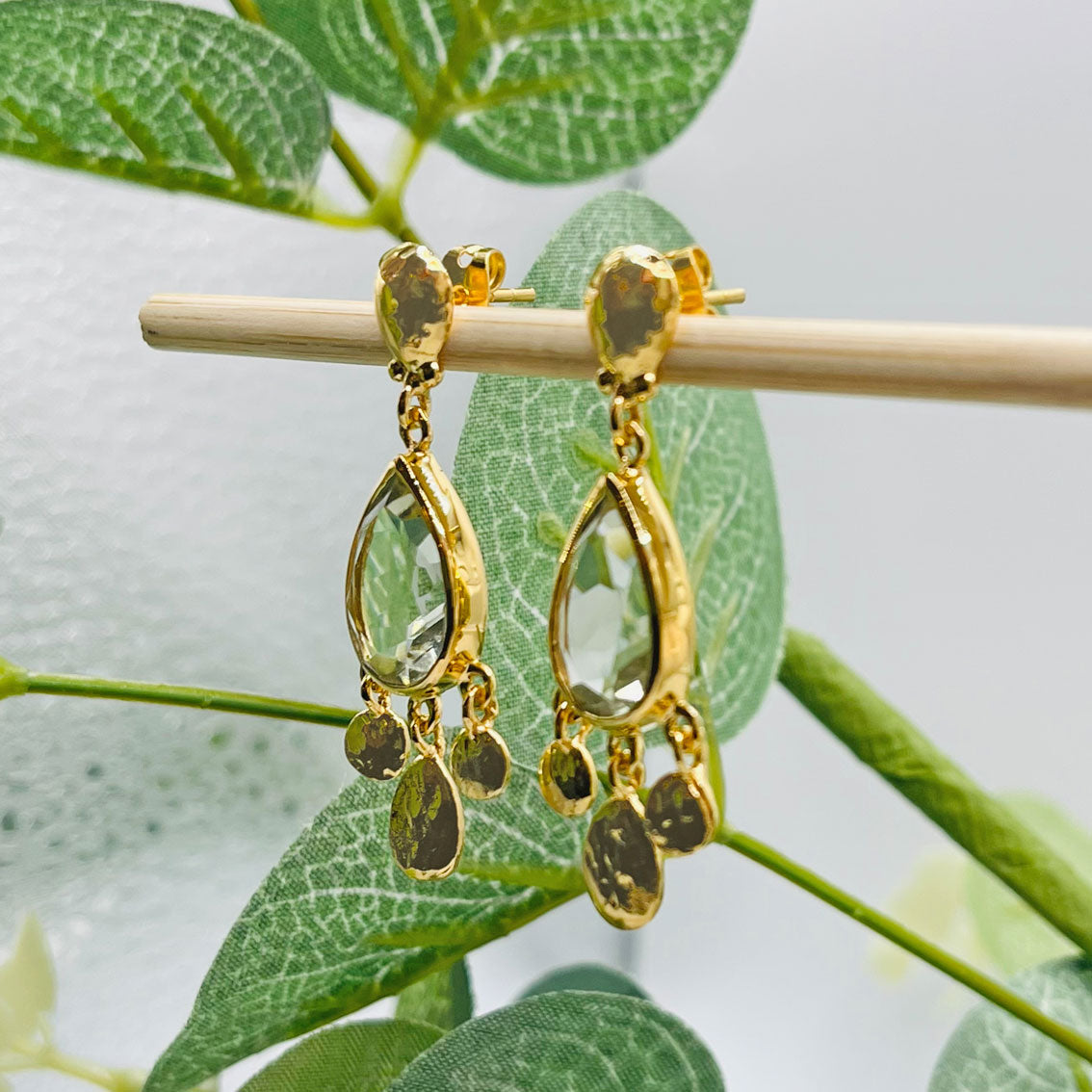 Boho-Chic Goldohrringe mit Anhängerchen und Amethyst Pink Sand Dafina