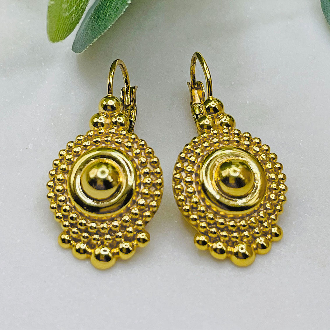 Goldohrringe mit Kugeldekor im Boho Style Pink Sand Morive