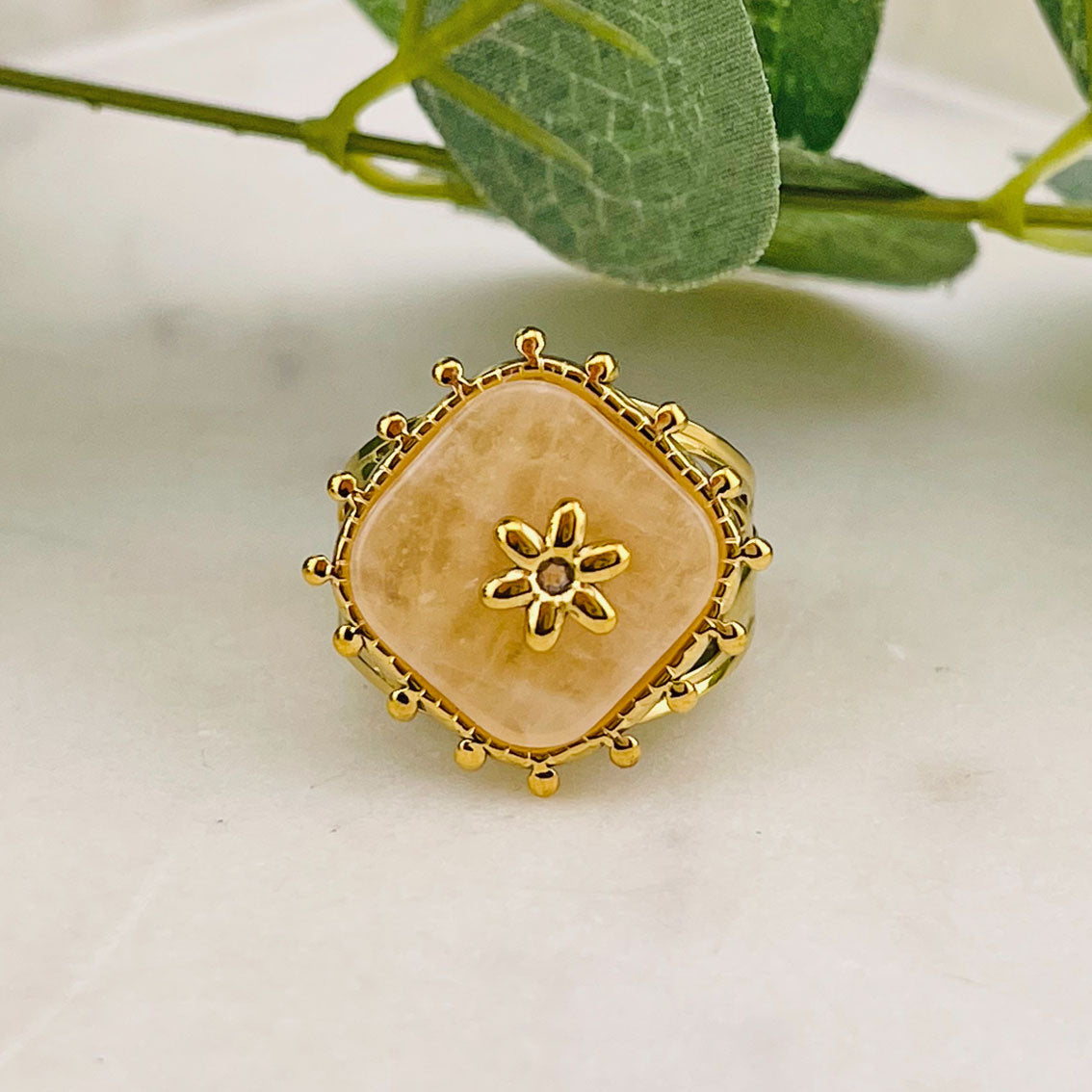 Offener Goldring mit rosa Stein und Blumen-Icon Emmela