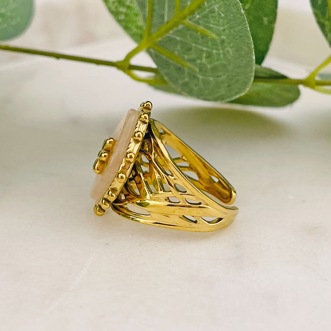 Offener Goldring mit rosa Stein und Blumen-Icon Emmela