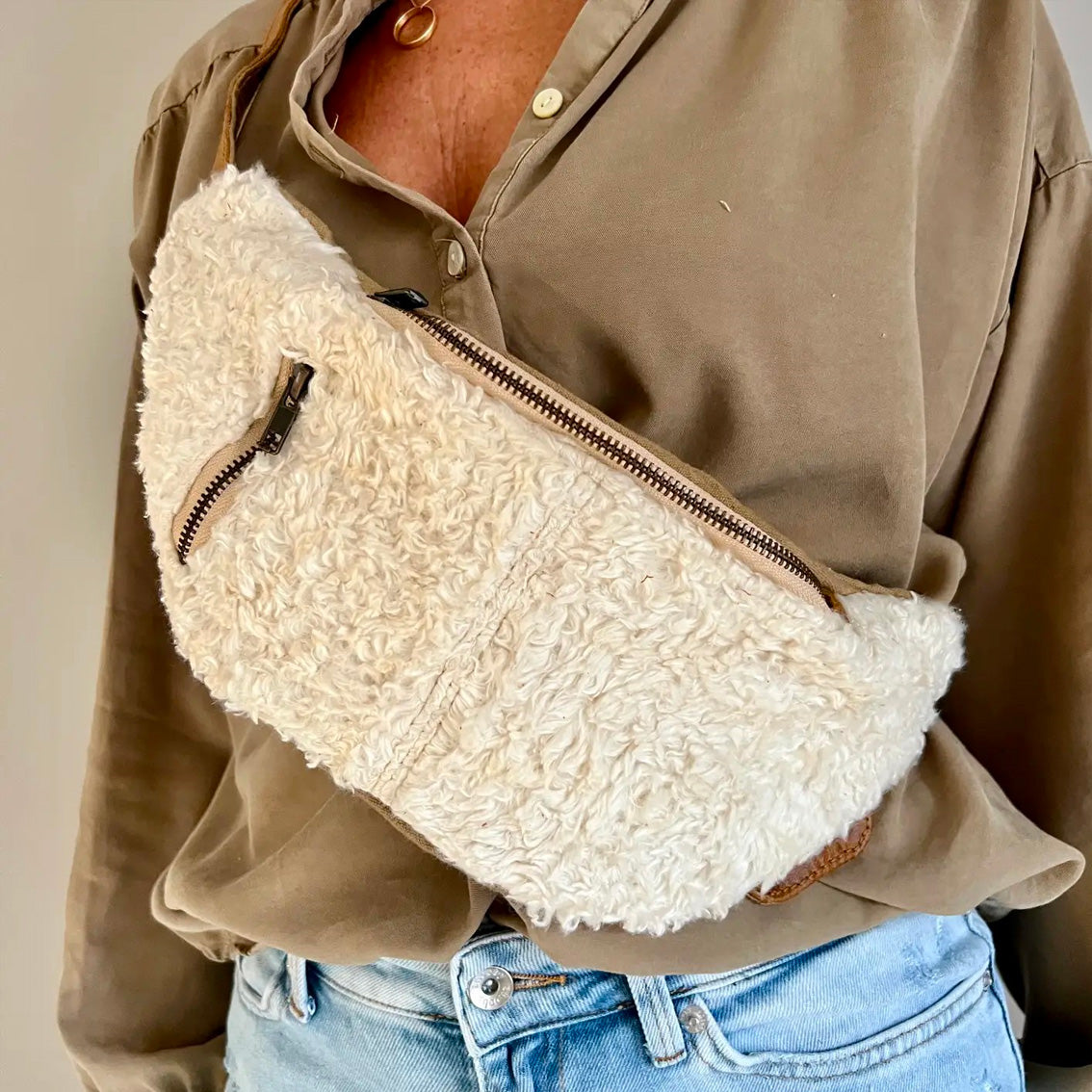 Gürtel- und Crossbodybag mit weissem Teddy Liefe Ansley