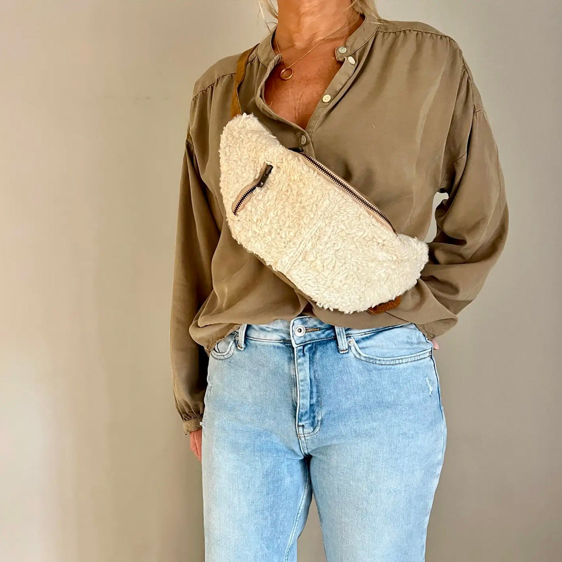 Gürtel- und Crossbodybag mit weissem Teddy Liefe Ansley