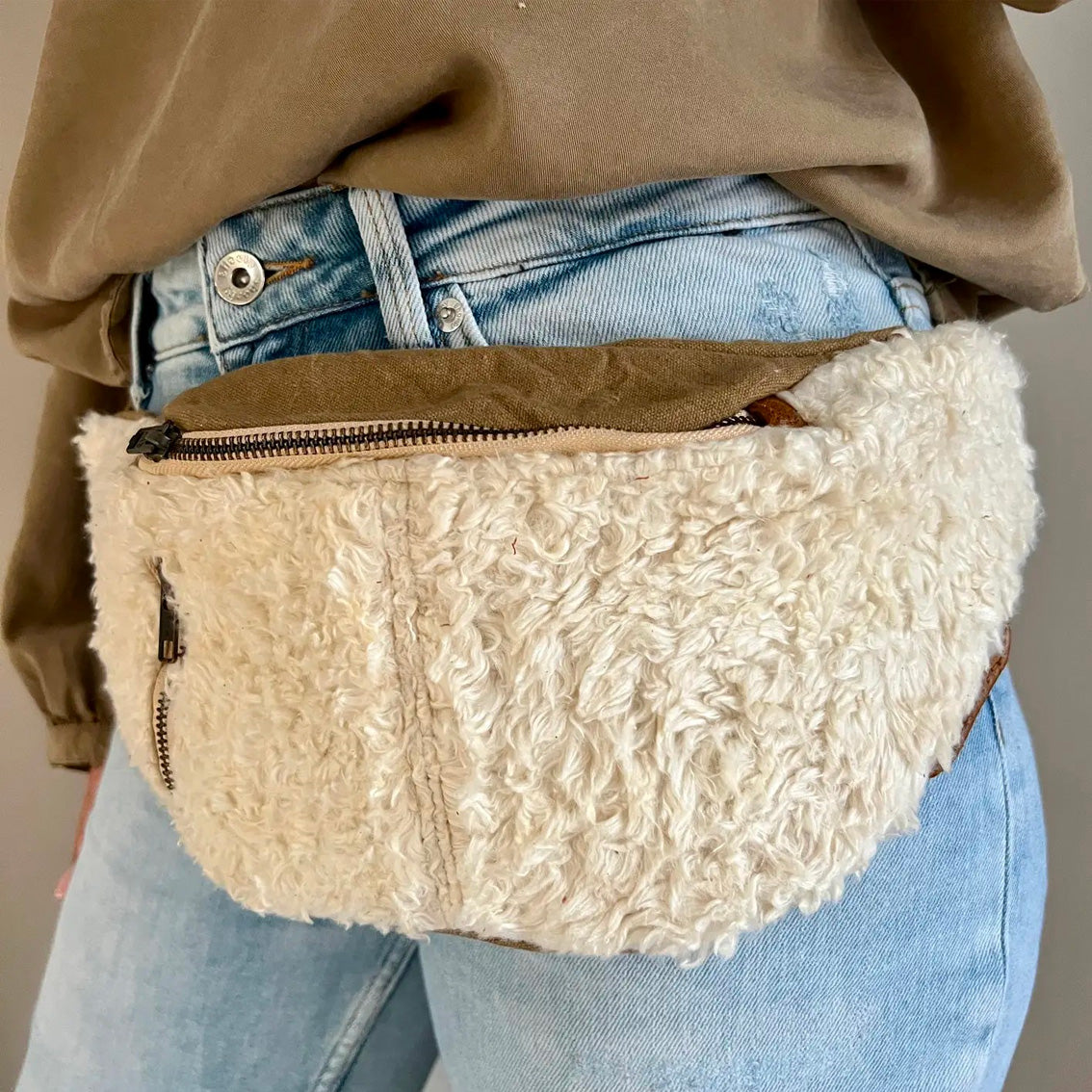 Gürtel- und Crossbodybag mit weissem Teddy Liefe Ansley