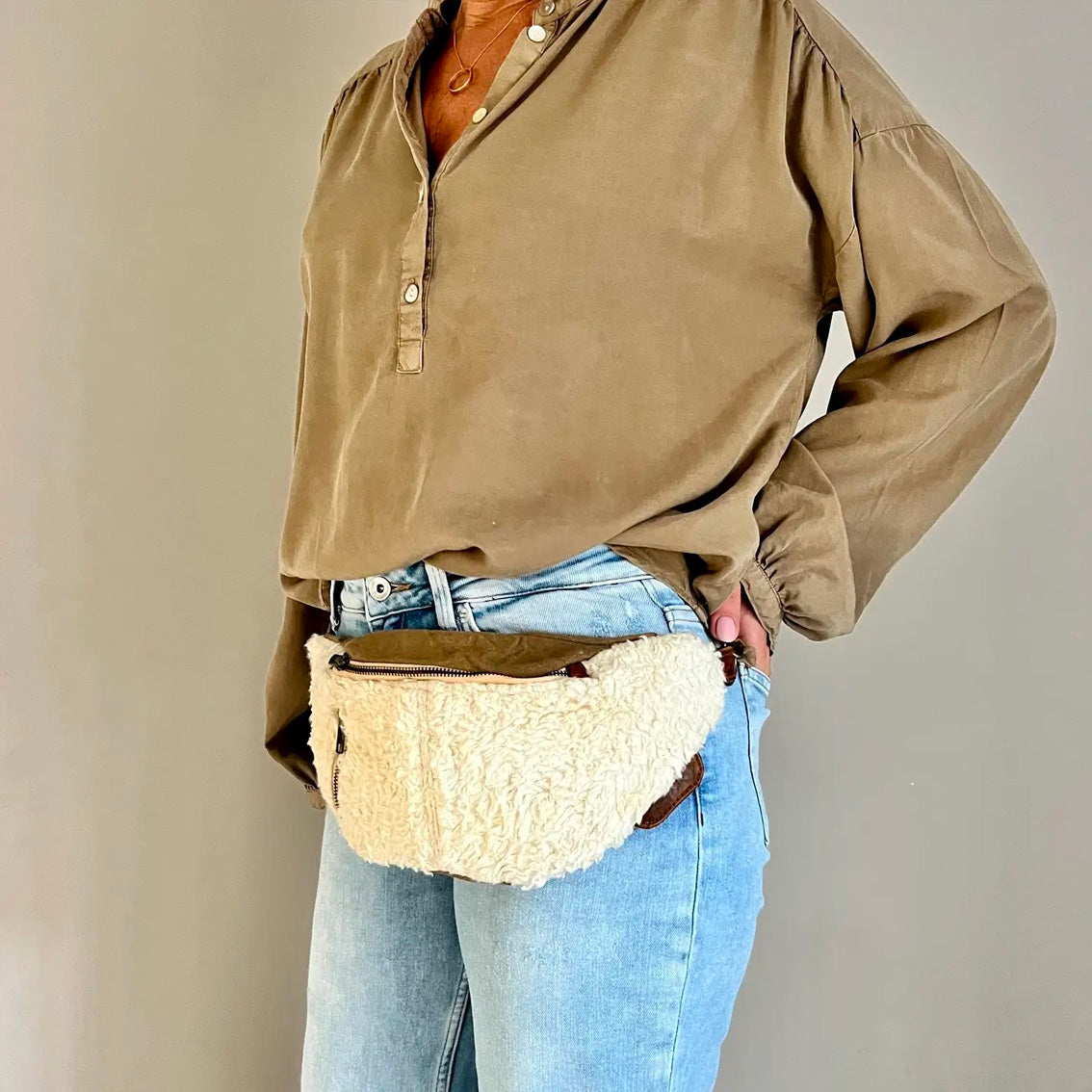 Gürtel- und Crossbodybag mit weissem Teddy Liefe Ansley