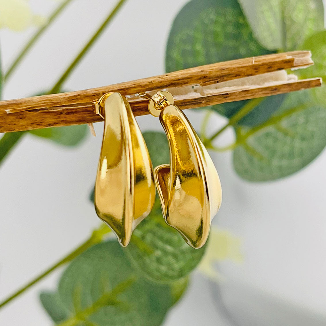 Breite Halbmond-Stecker Hoops 18 K Gold filled Anthé