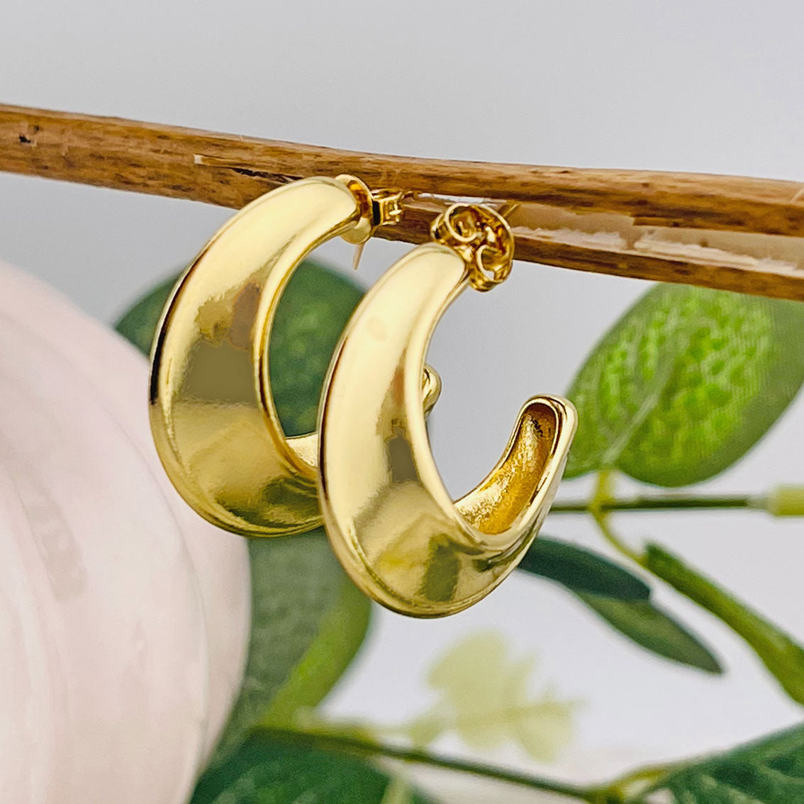 Breite Halbmond-Stecker Hoops 18 K Gold filled Anthé