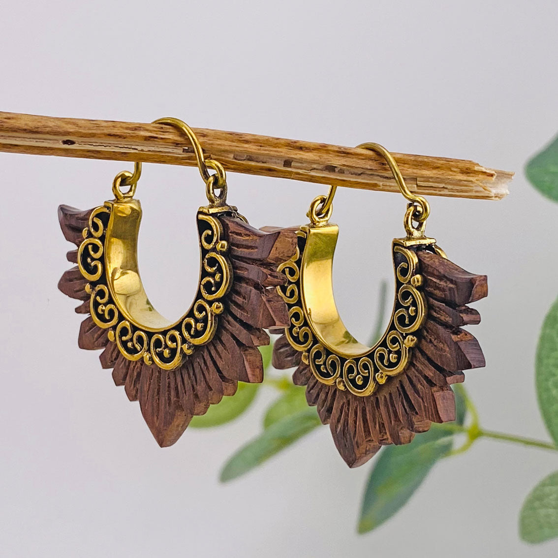 Holz-Creolen Ohrringe mit feinem Gold-Dekor Avery