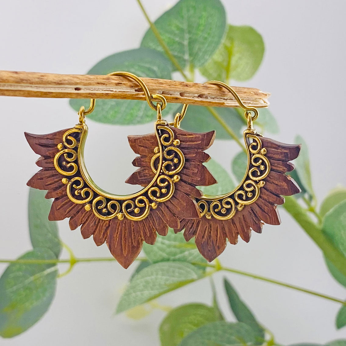 Holz-Creolen Ohrringe mit feinem Gold-Dekor Avery