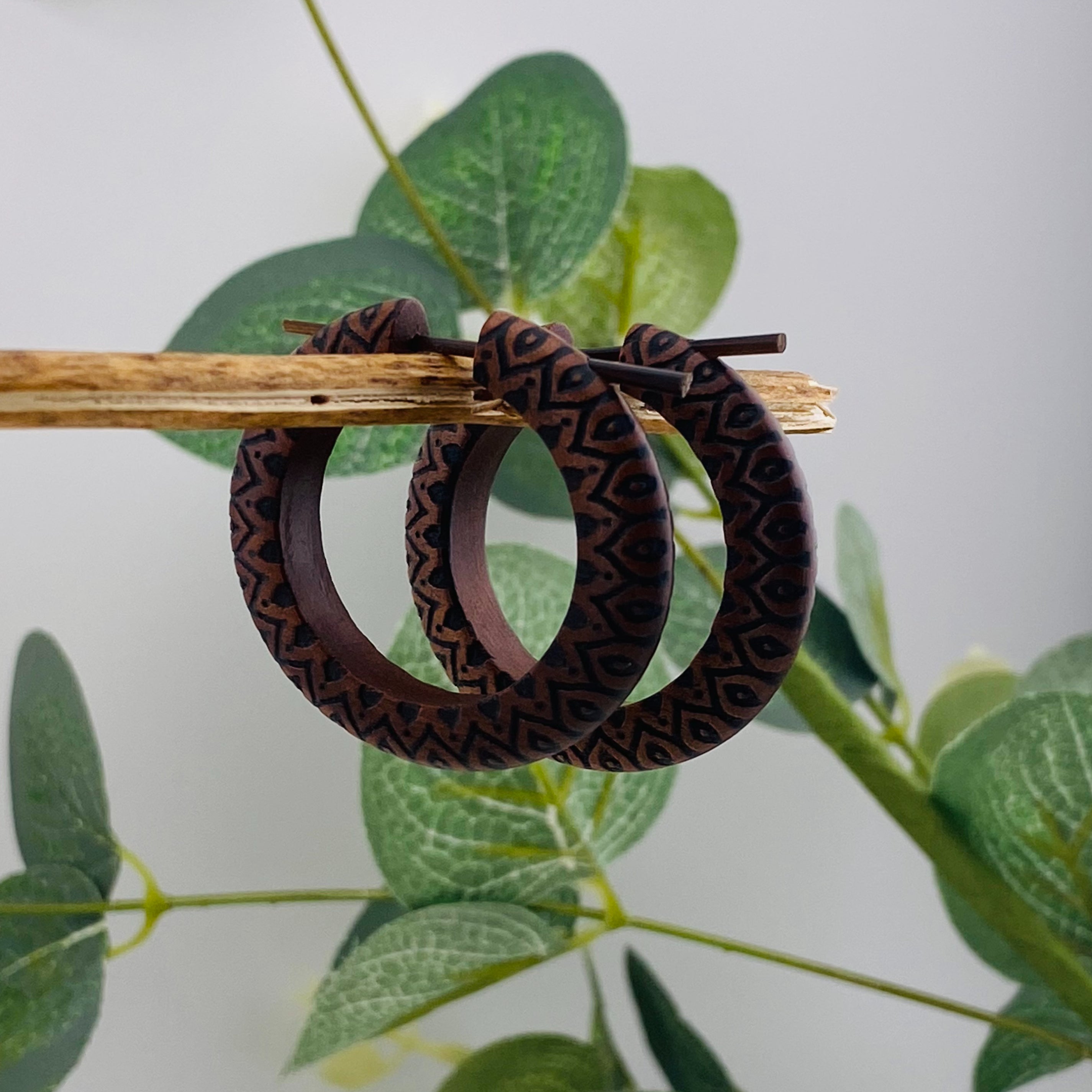 Stilsichere Holz-Pin Creolen Ohrringe Dakota