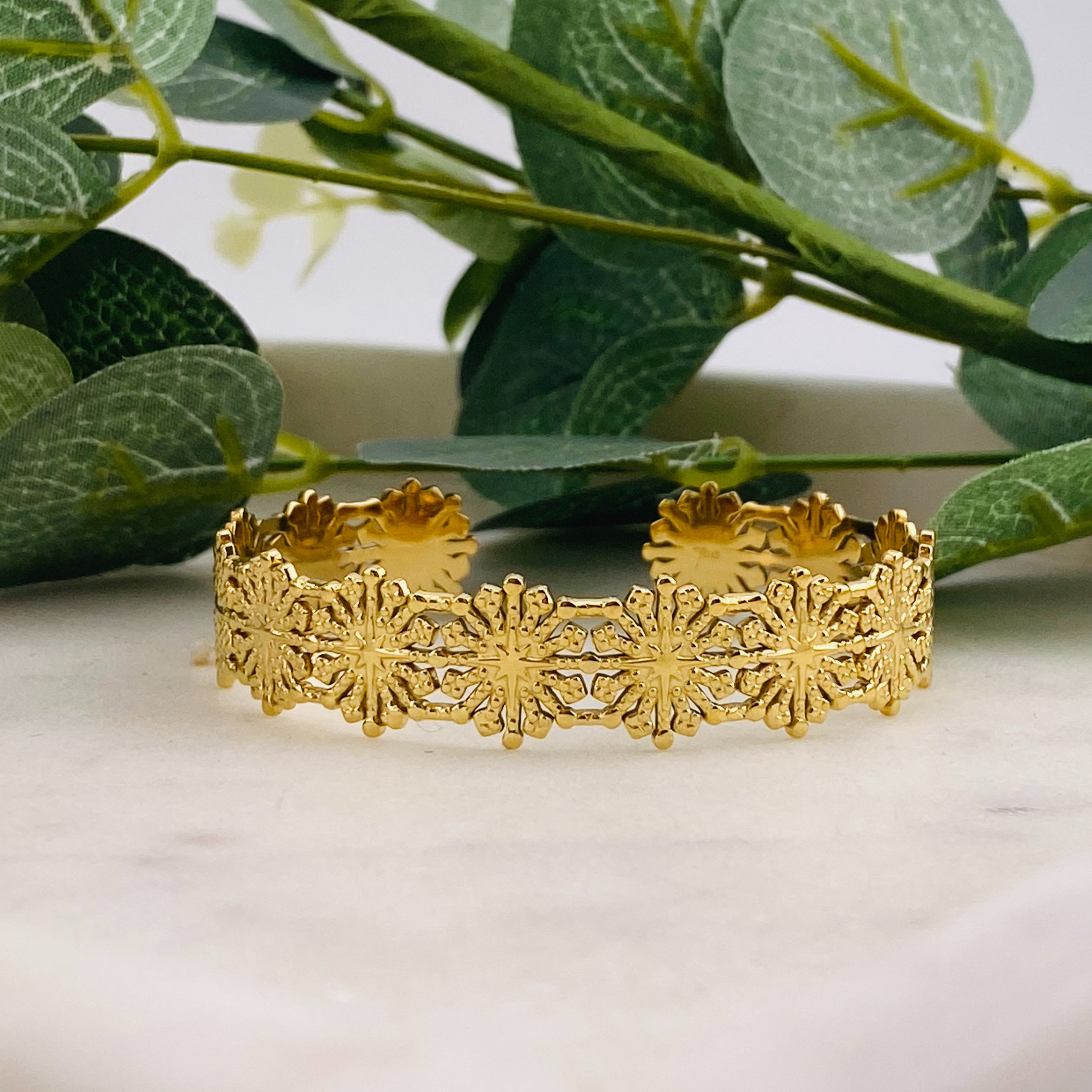 Kunstvolle Armspange im goldenen Boho-Style Ellaria