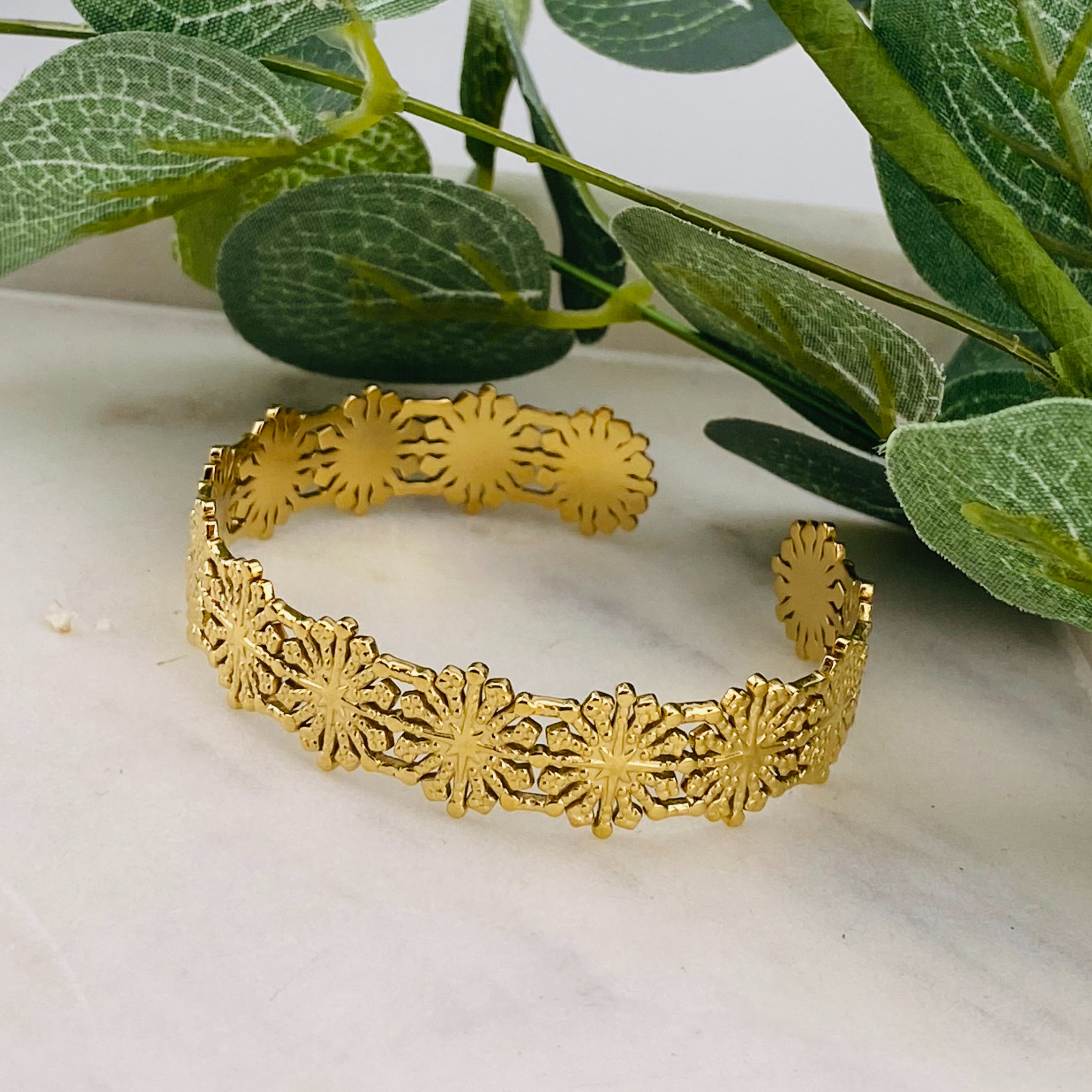 Kunstvolle Armspange im goldenen Boho-Style Ellaria