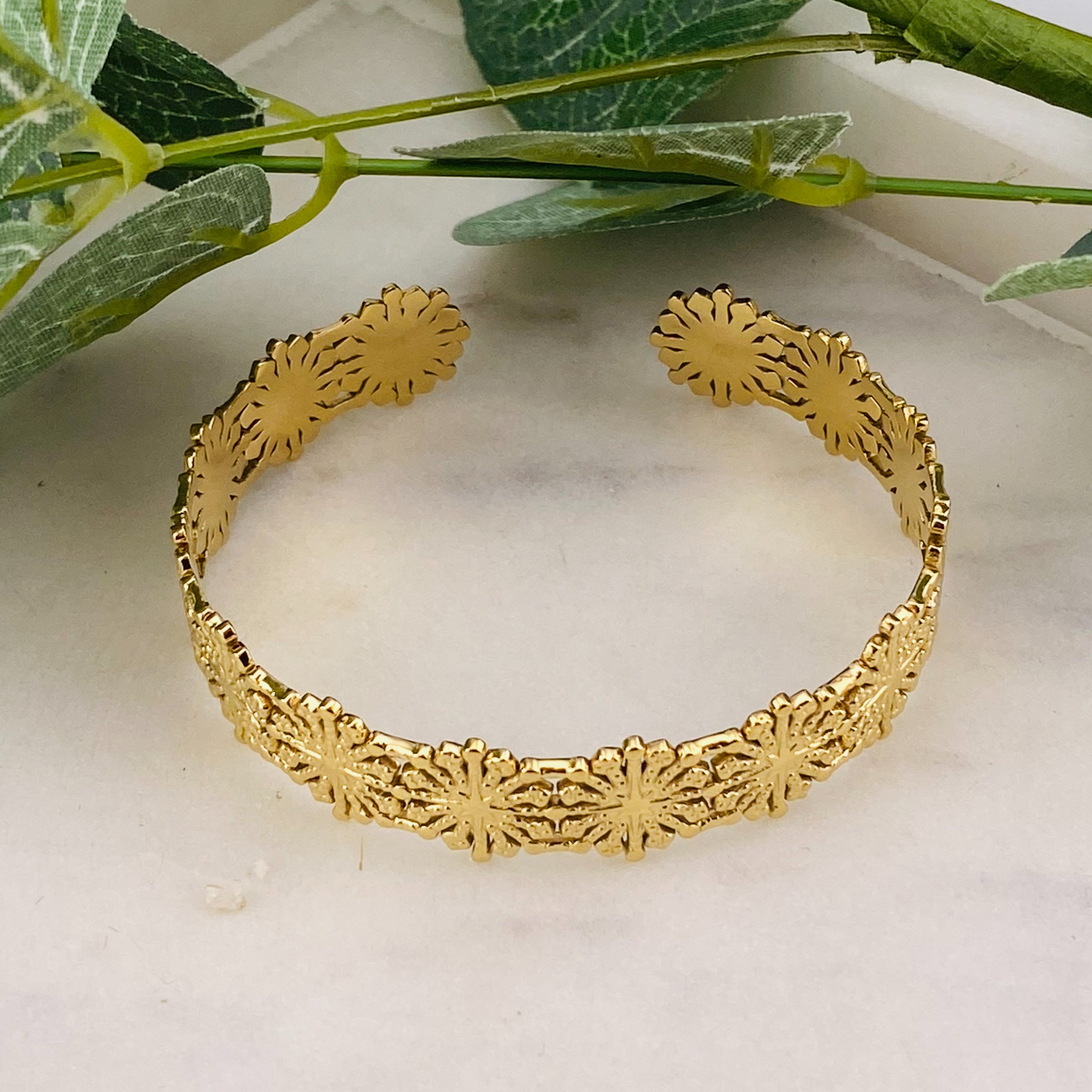 Kunstvolle Armspange im goldenen Boho-Style Ellaria