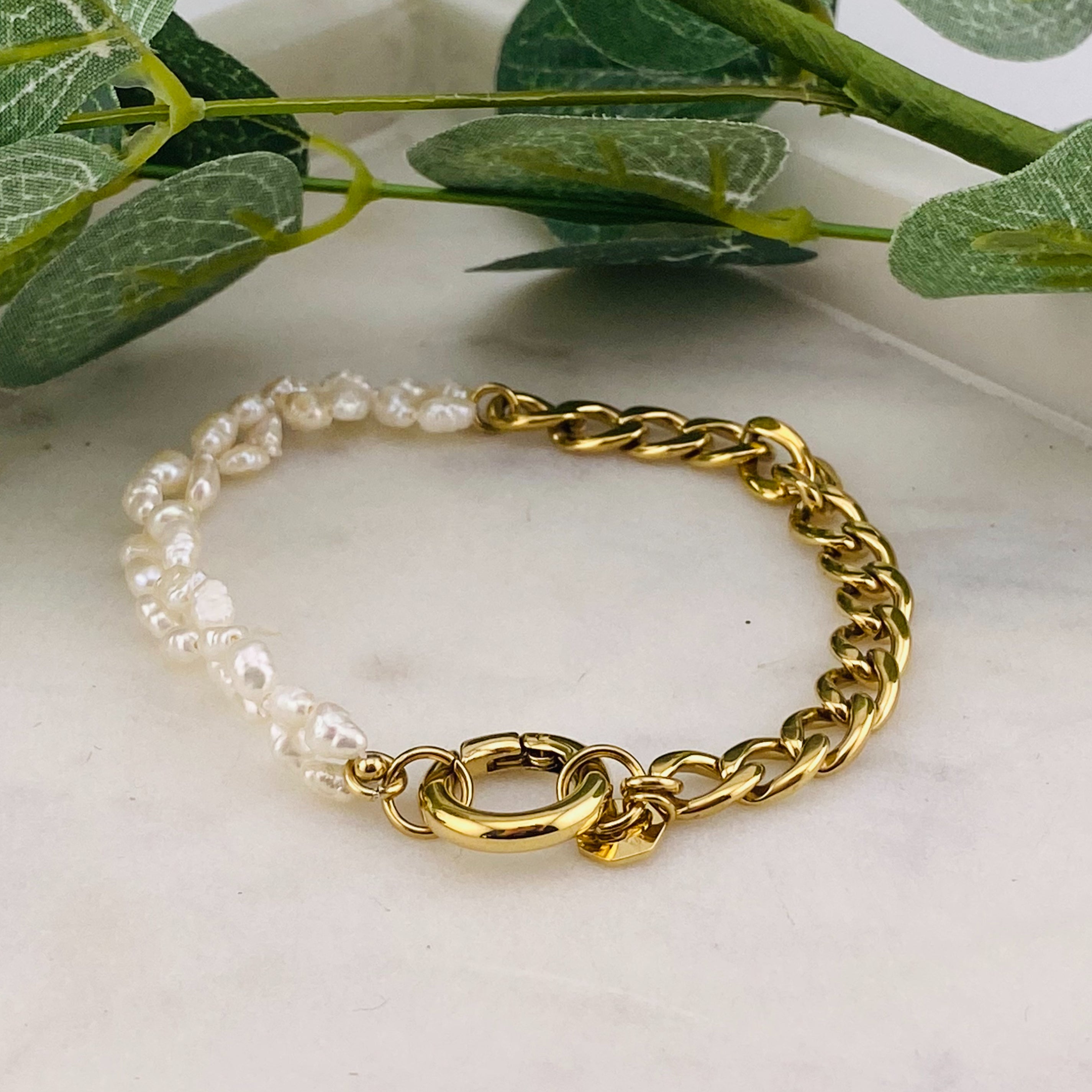 Stylische Armkette aus Gold und weissen Perlen Ebyn