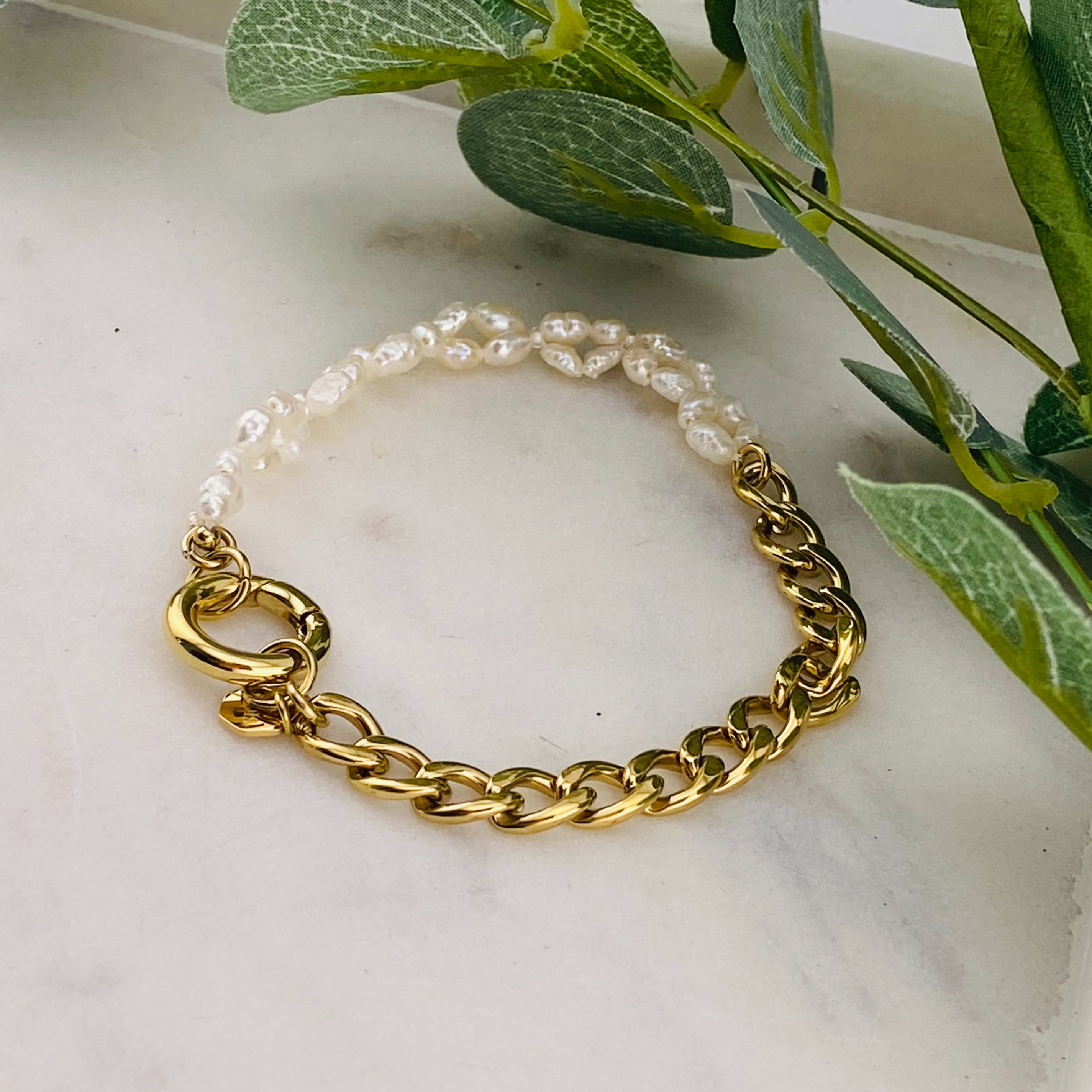 Stylische Armkette aus Gold und weissen Perlen Ebyn