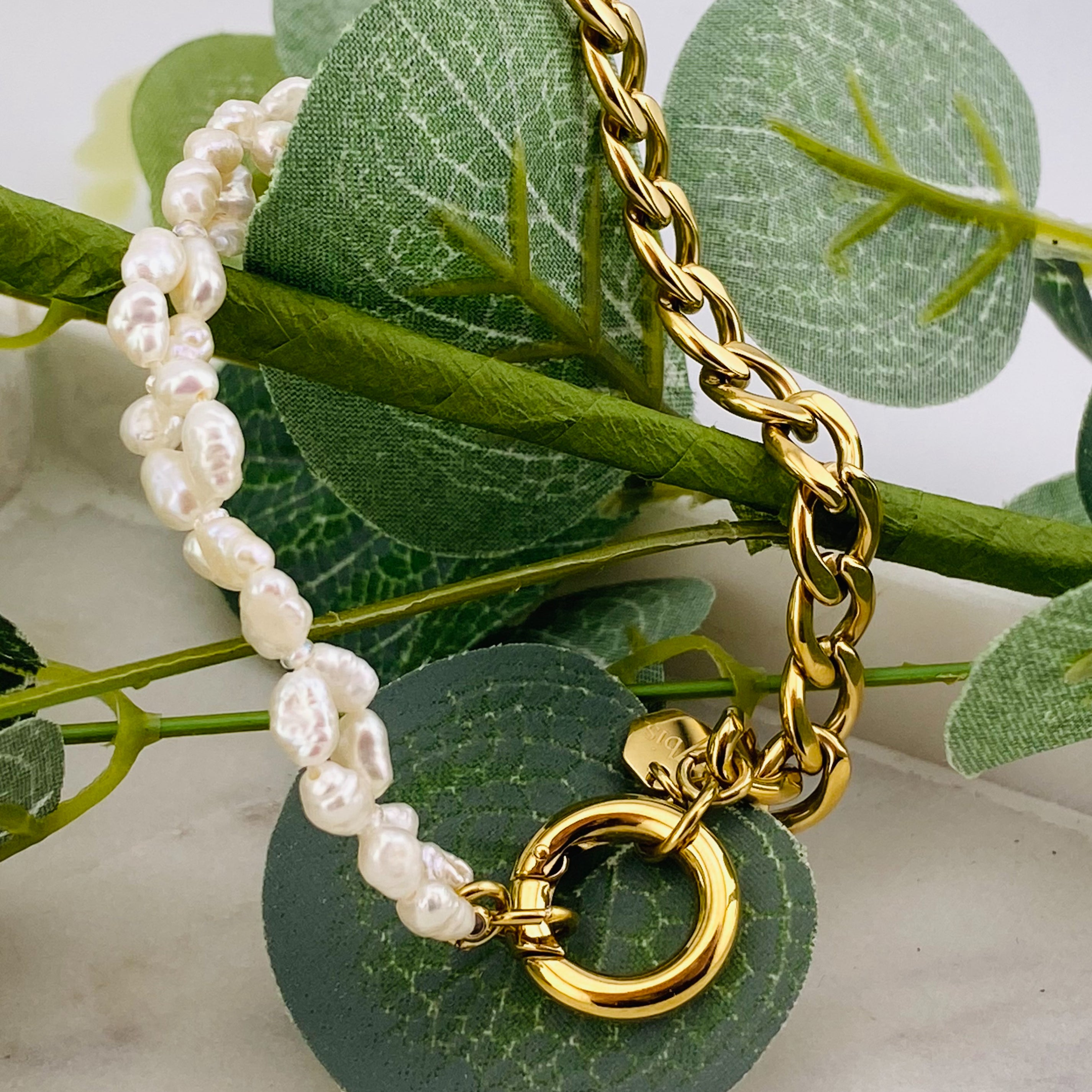 Stylische Armkette aus Gold und weissen Perlen Ebyn