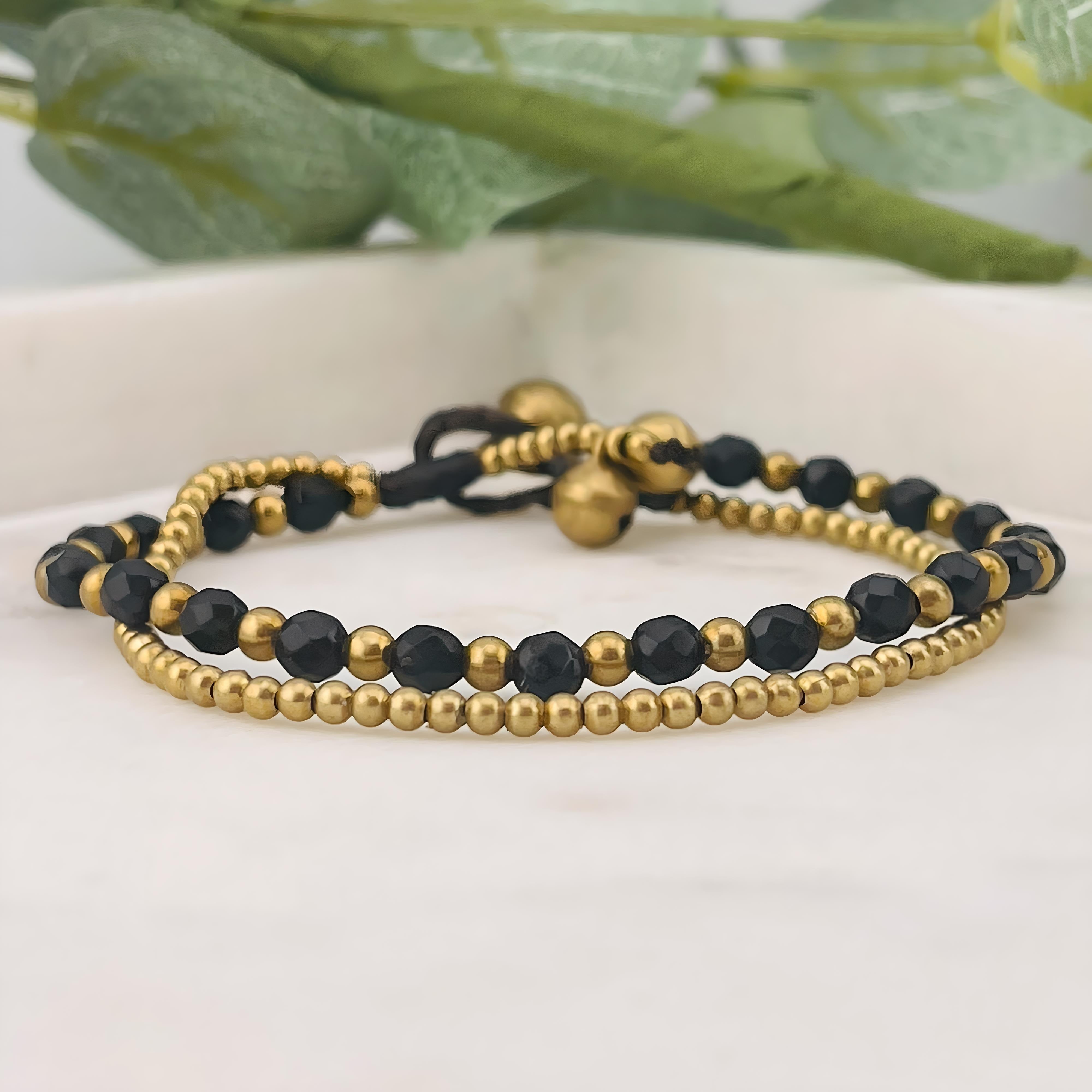 Boho-Armband mit Perlen in Schwarz und Gold Jule