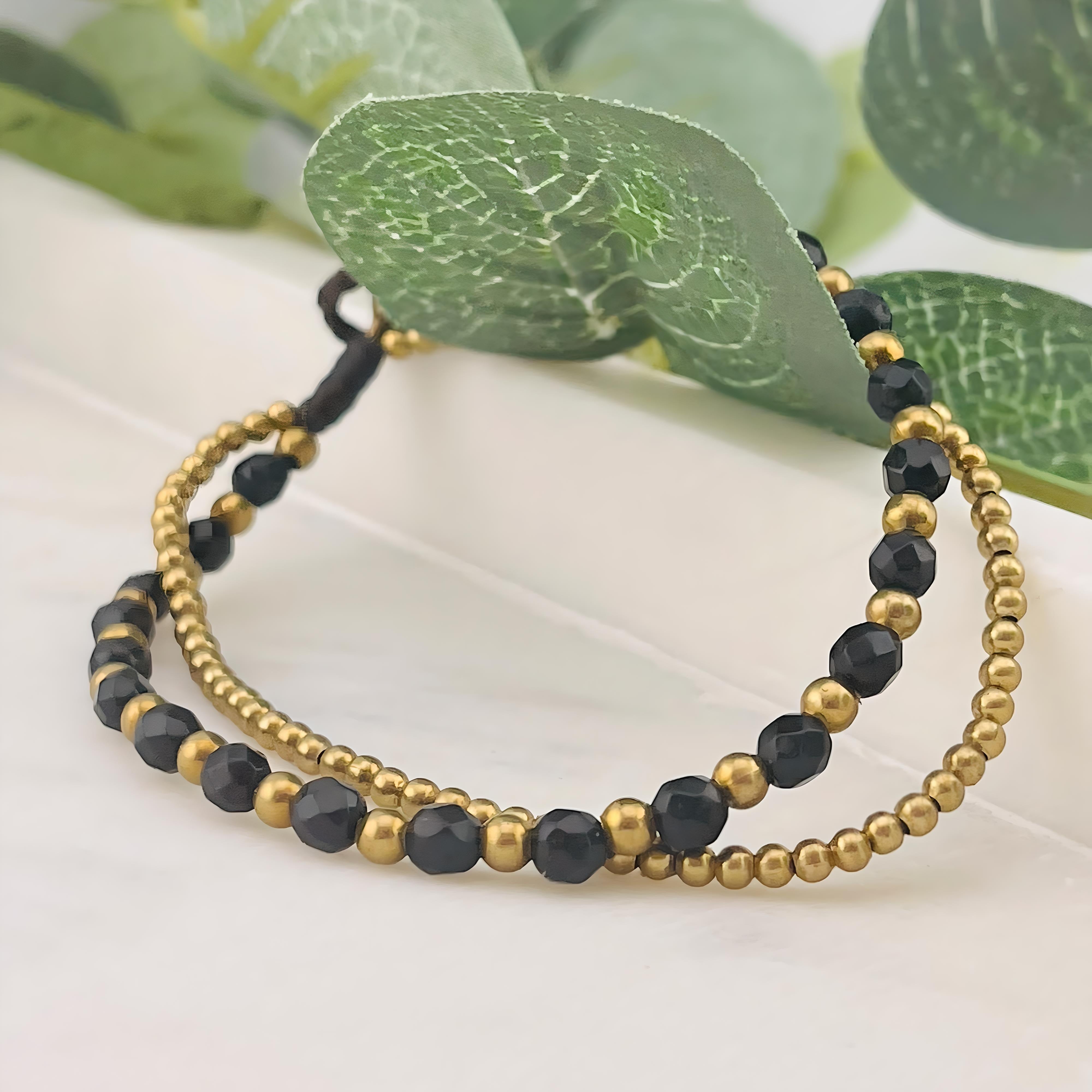 Boho-Armband mit Perlen in Schwarz und Gold Jule