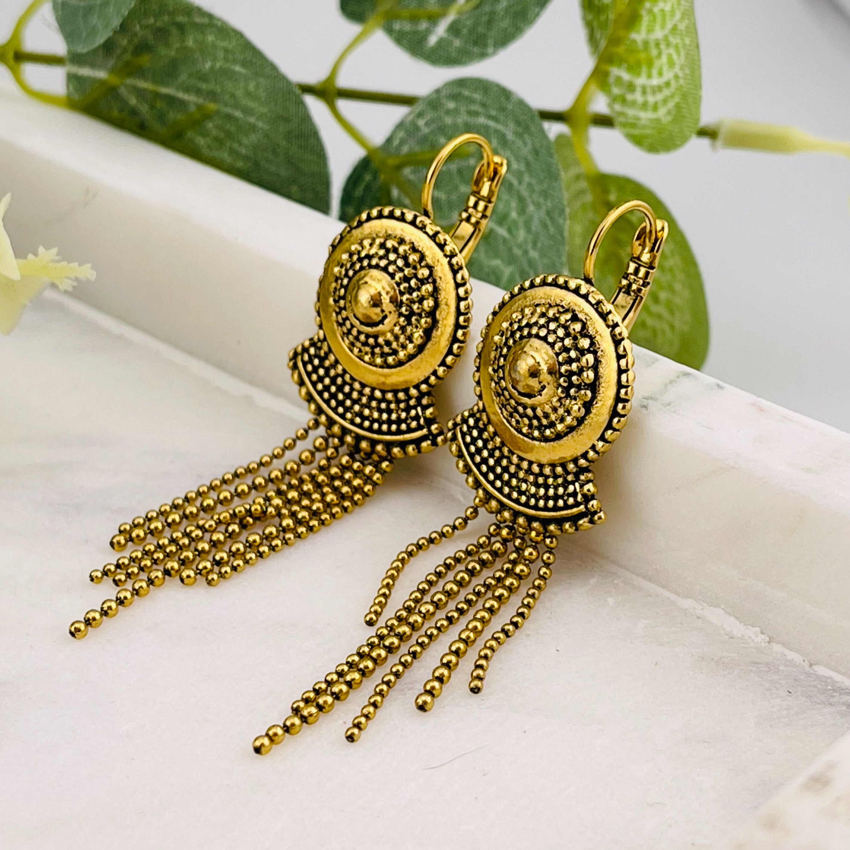 Goldene Boho Ohrhänger mit Schild und Kettchen Juliette