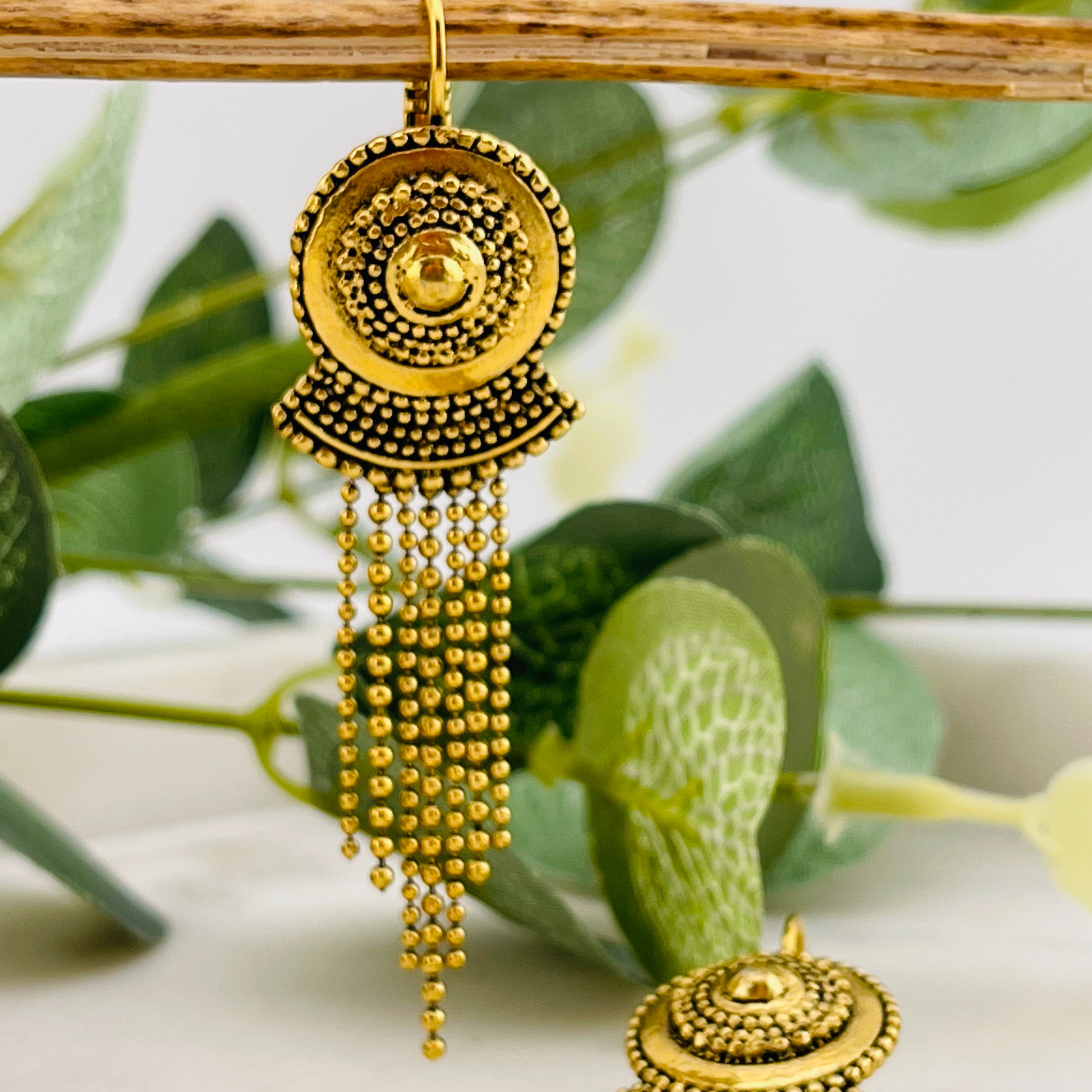 Goldene Boho Ohrhänger mit Schild und Kettchen Juliette