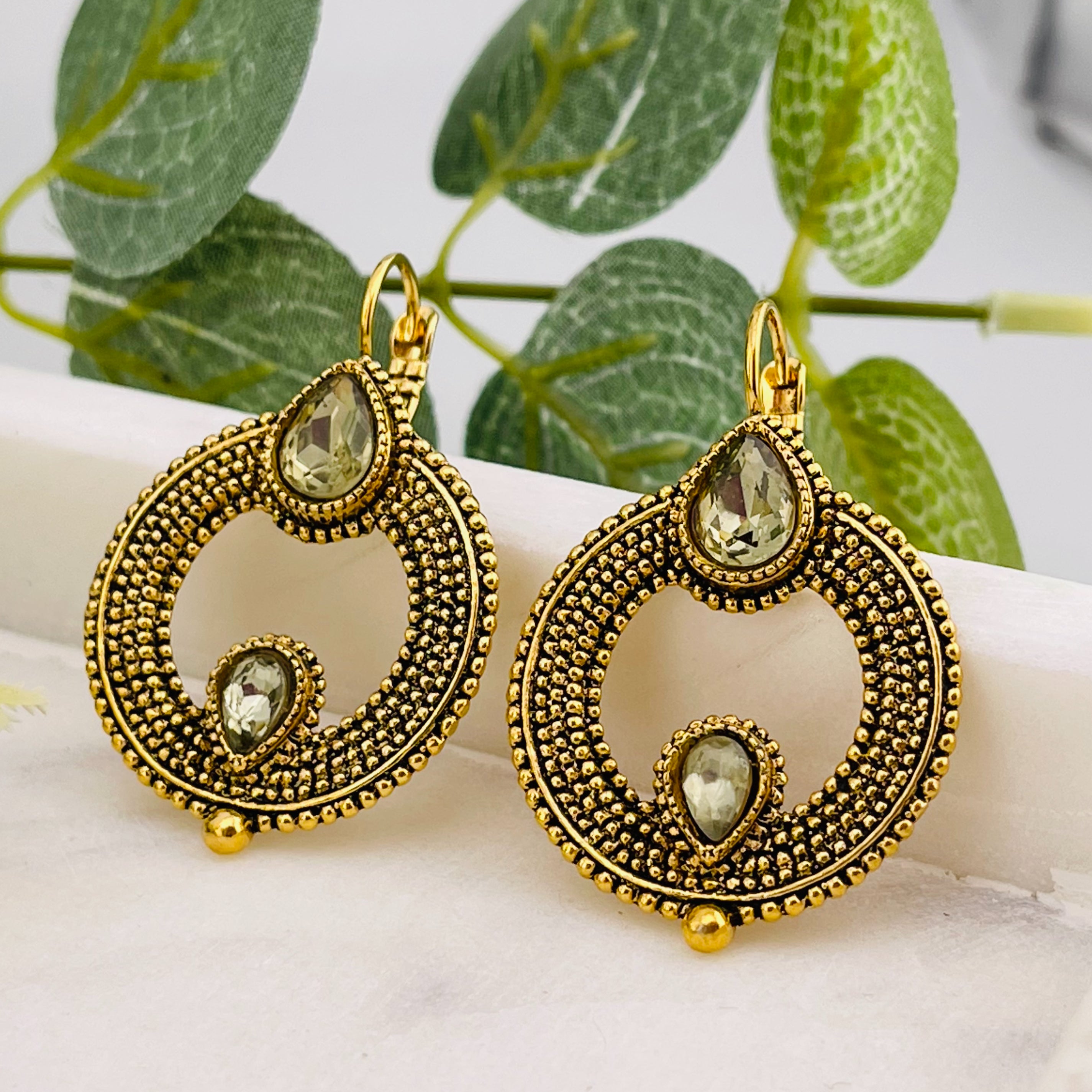 Goldene Boho-Ohrhänger mit grünem Swarovski Stein Indira