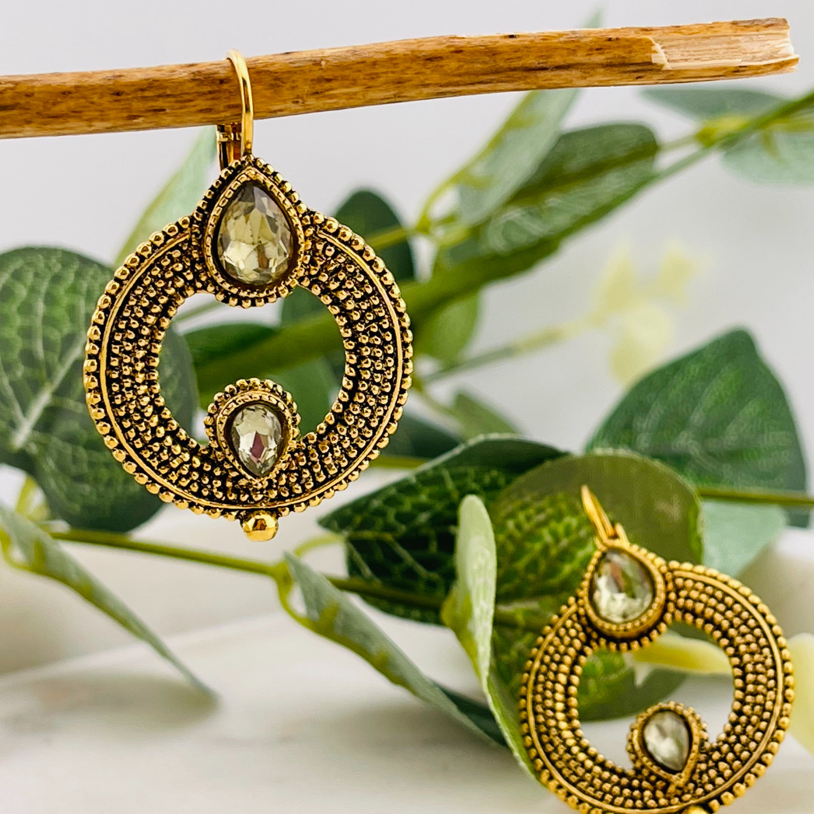 Goldene Boho-Ohrhänger mit grünem Swarovski Stein Indira