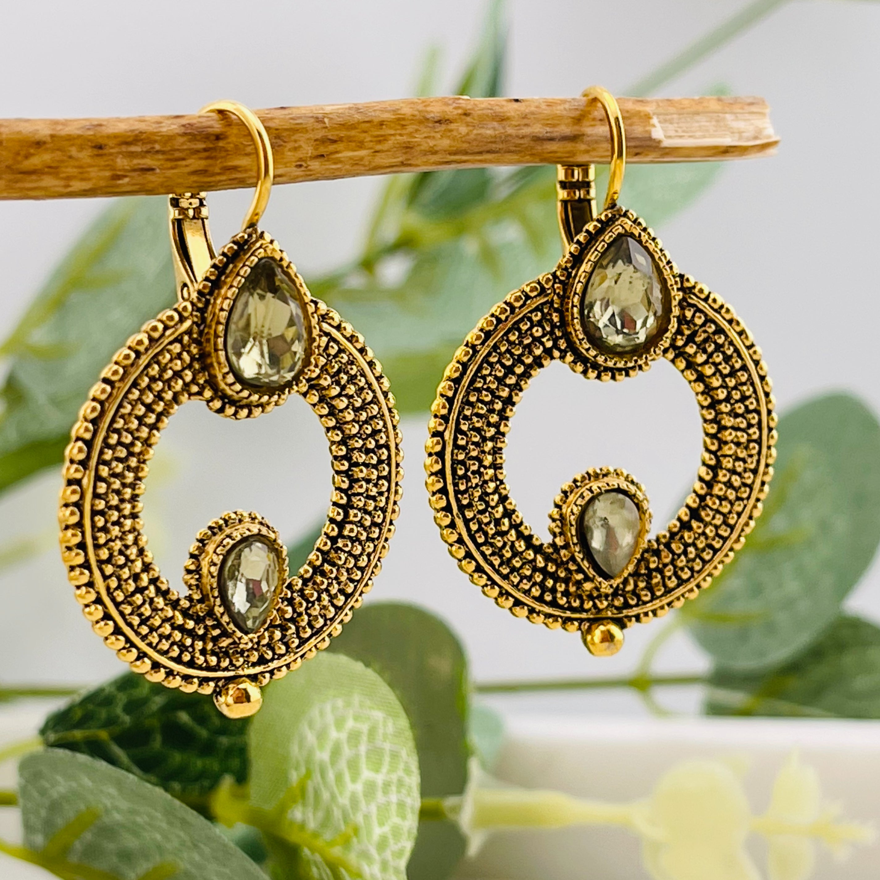 Goldene Boho-Ohrhänger mit grünem Swarovski Stein Indira