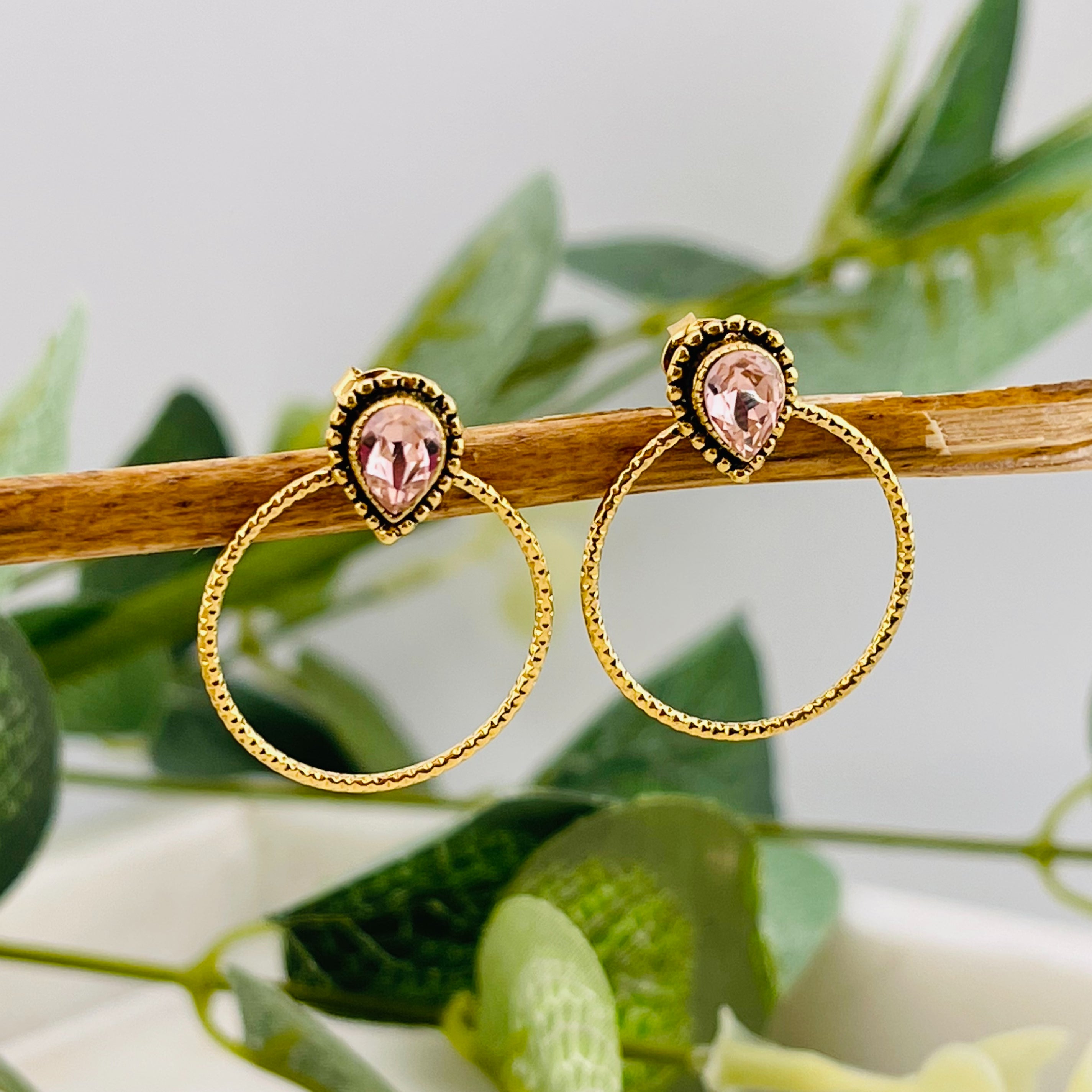Vintage Ohrstecker mit Goldreif und rosa Swarovski Amari