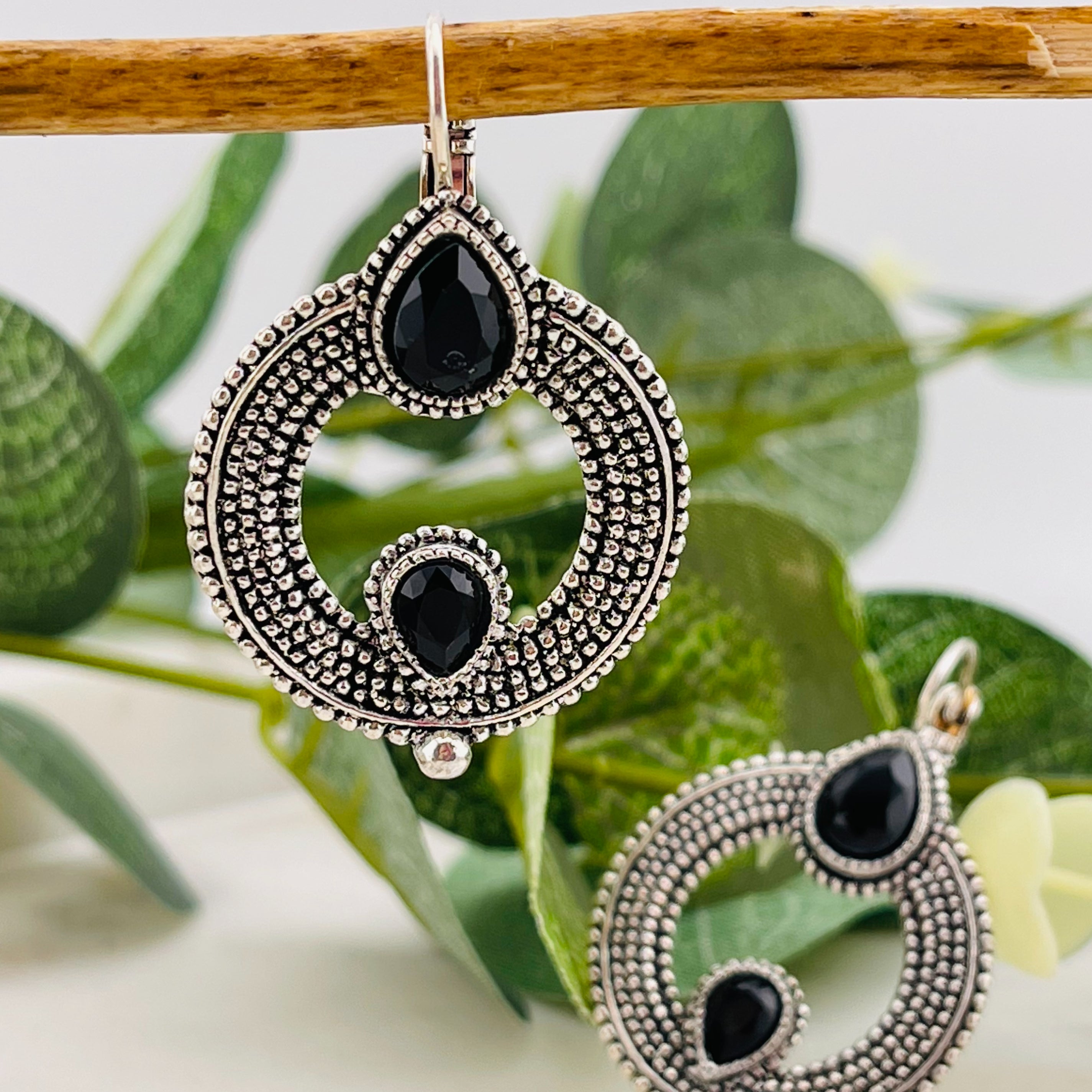 Silberohrringe mit rundem Anhänger und schwarzem Swarovski Aila