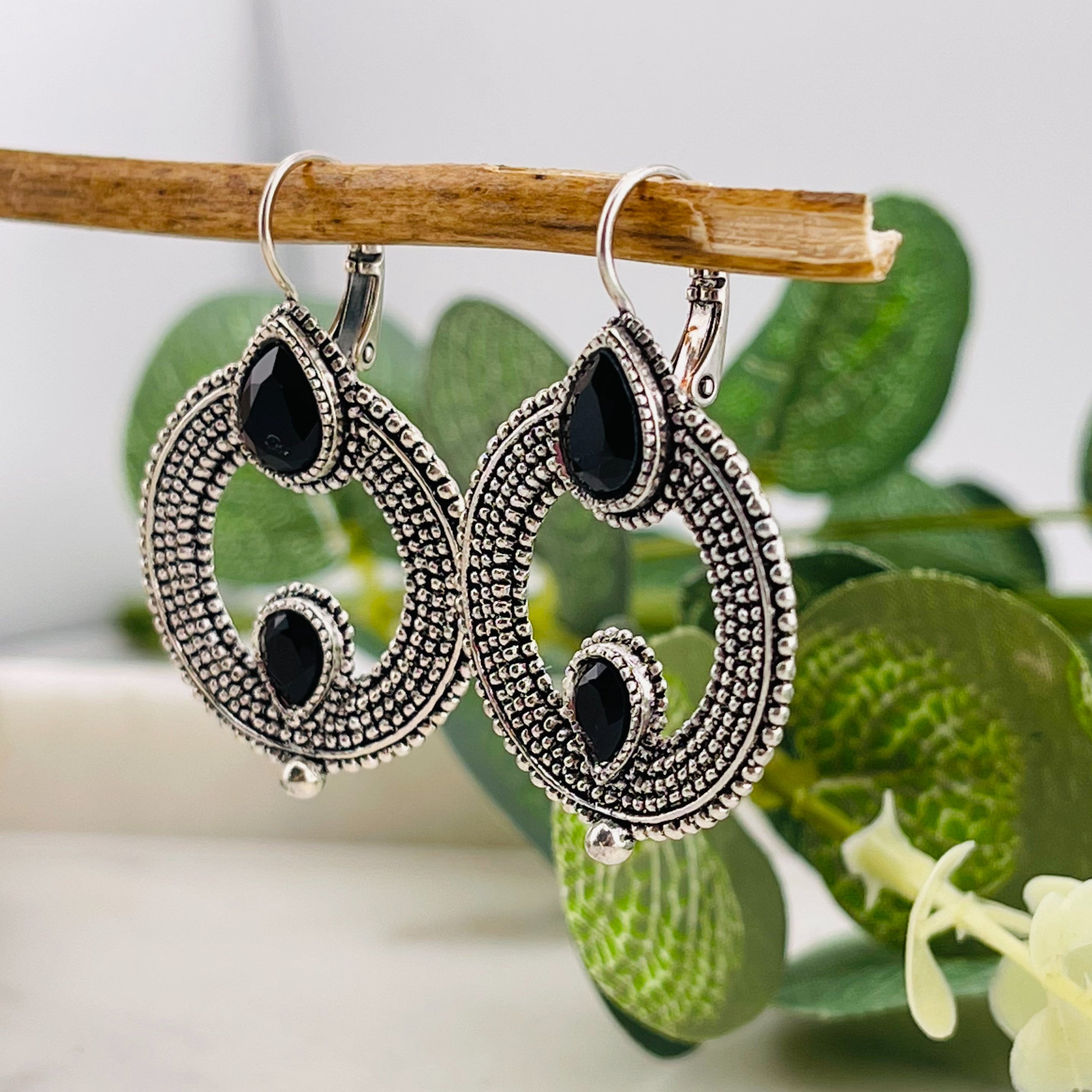 Silberohrringe mit rundem Anhänger und schwarzem Swarovski Aila