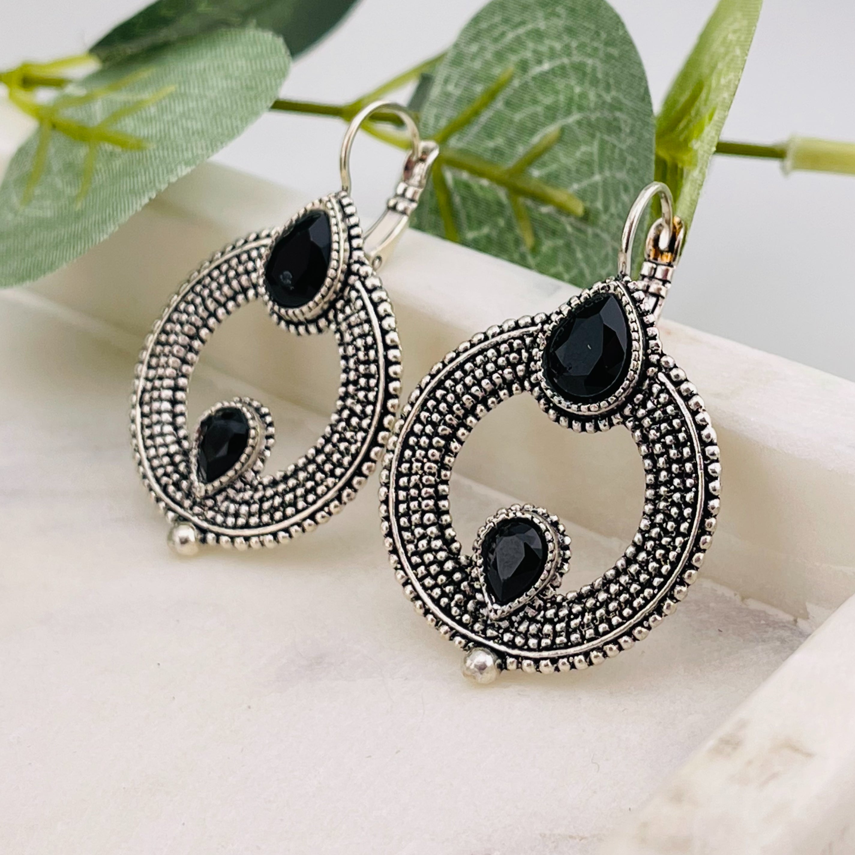 Silberohrringe mit rundem Anhänger und schwarzem Swarovski Aila