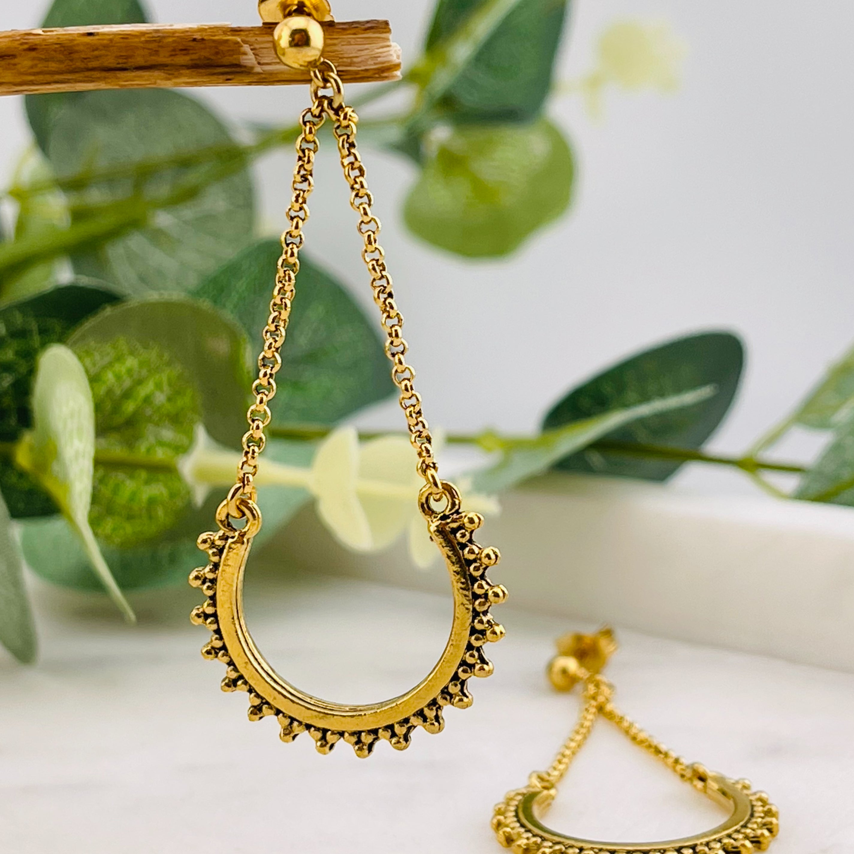 Goldene Ohrstecker mit langem Boho-Anhänger Lira