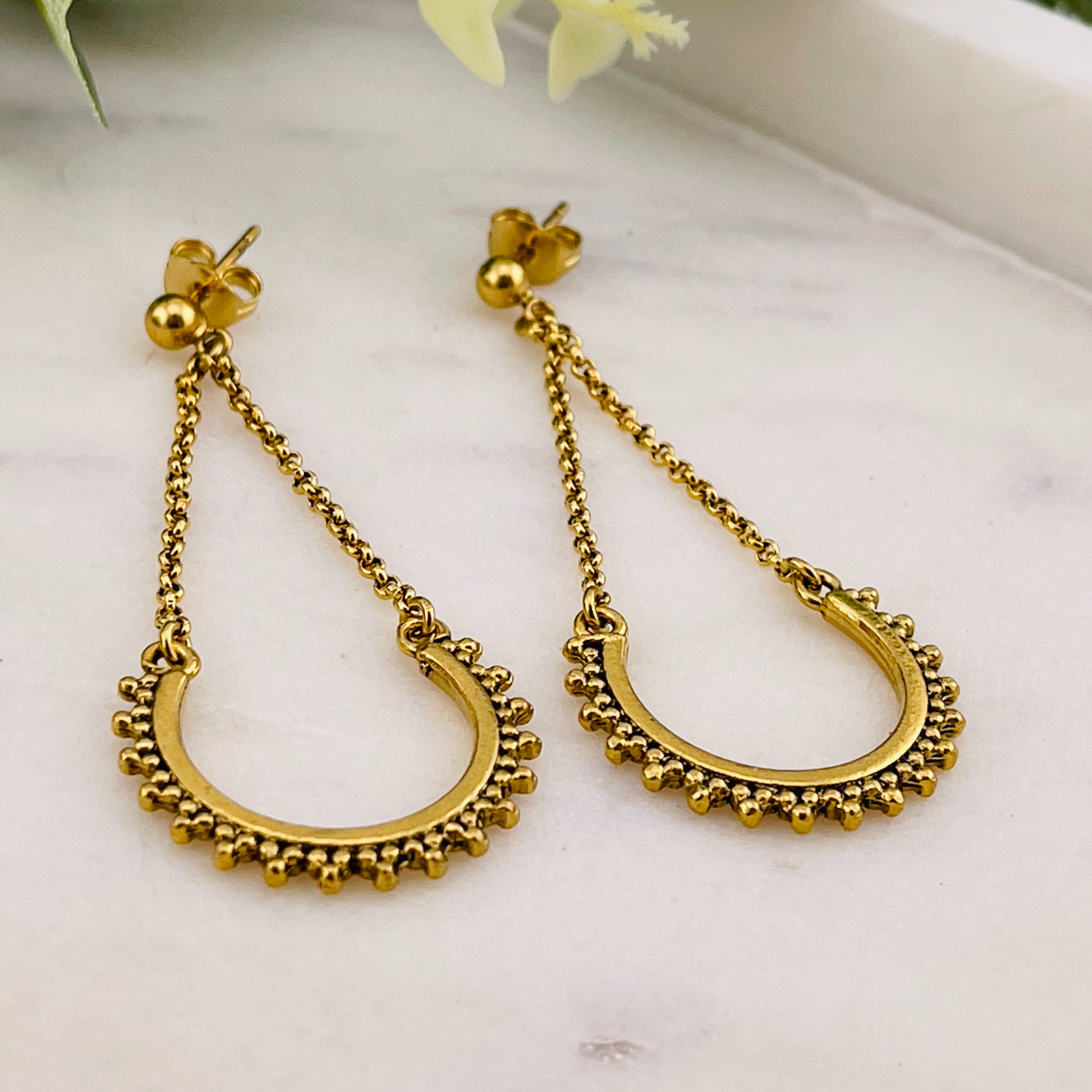 Goldene Ohrstecker mit langem Boho-Anhänger Lira