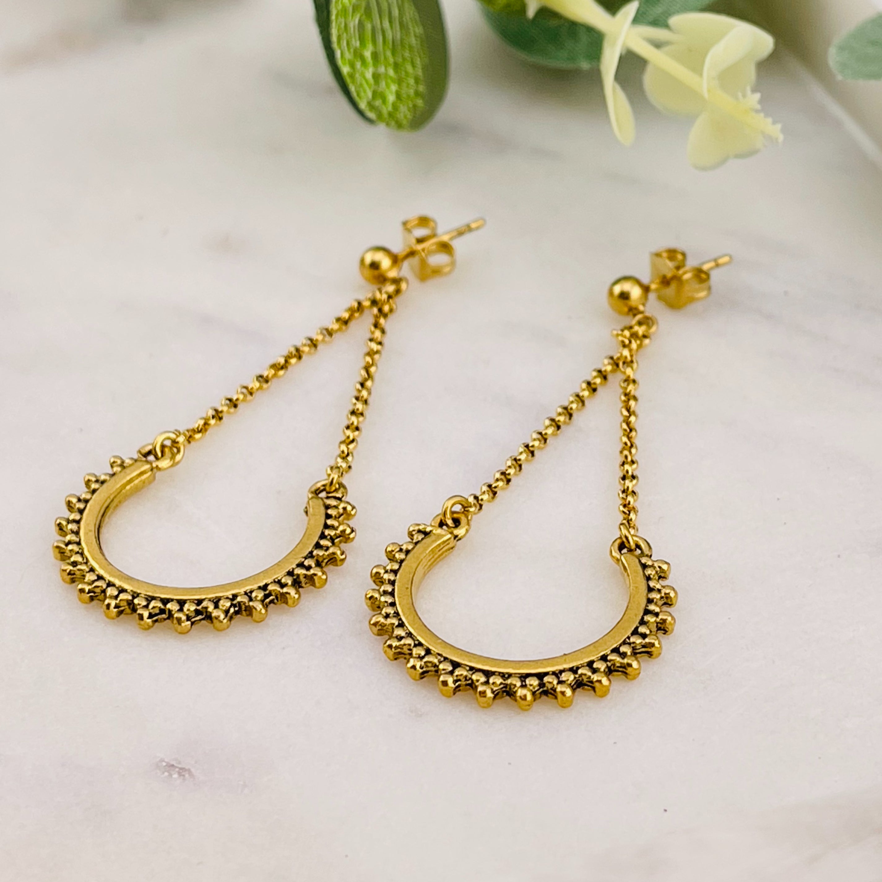 Goldene Ohrstecker mit langem Boho-Anhänger Lira
