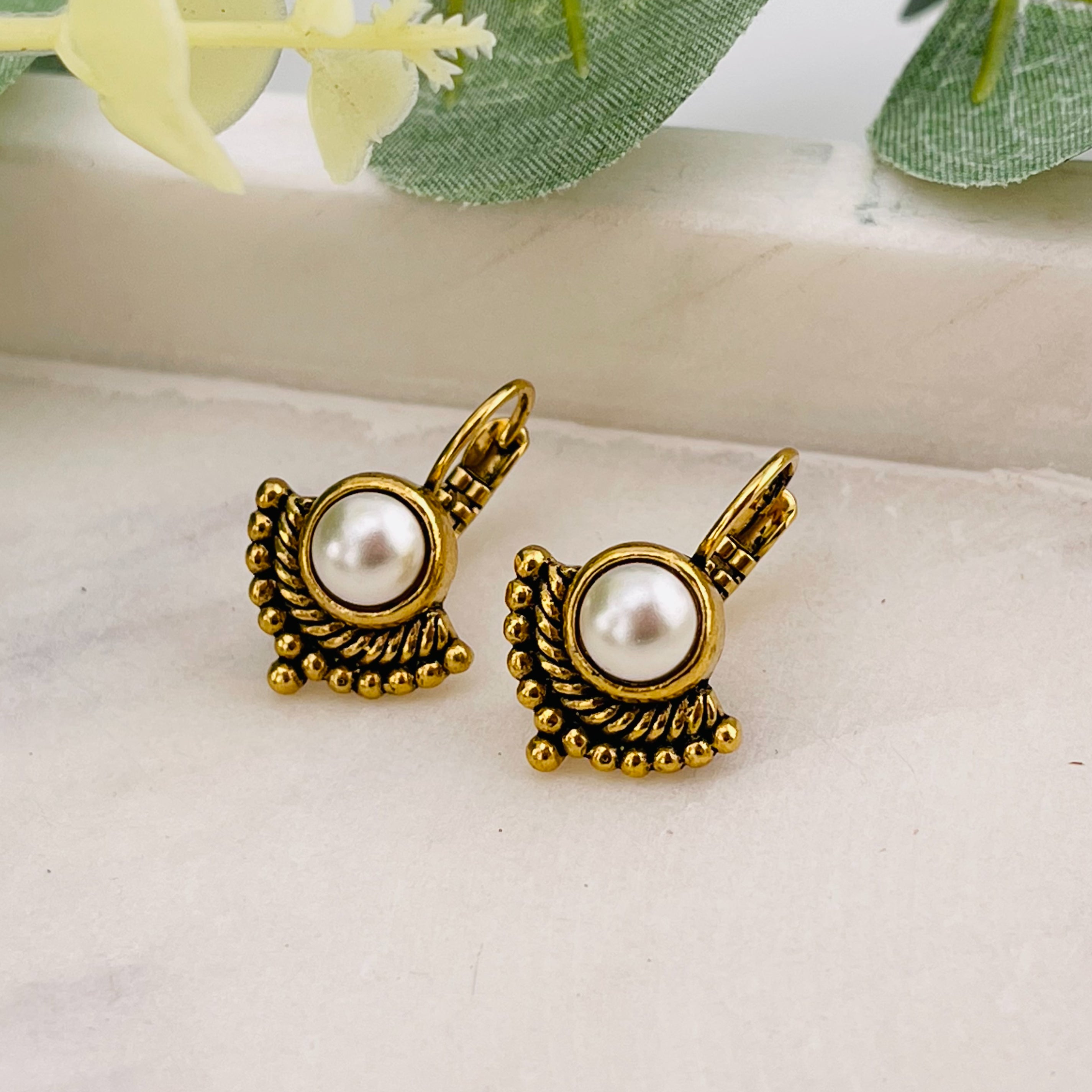 Goldene Ohrhänger mit Perlmuttstein Boho-Vintage Ambra