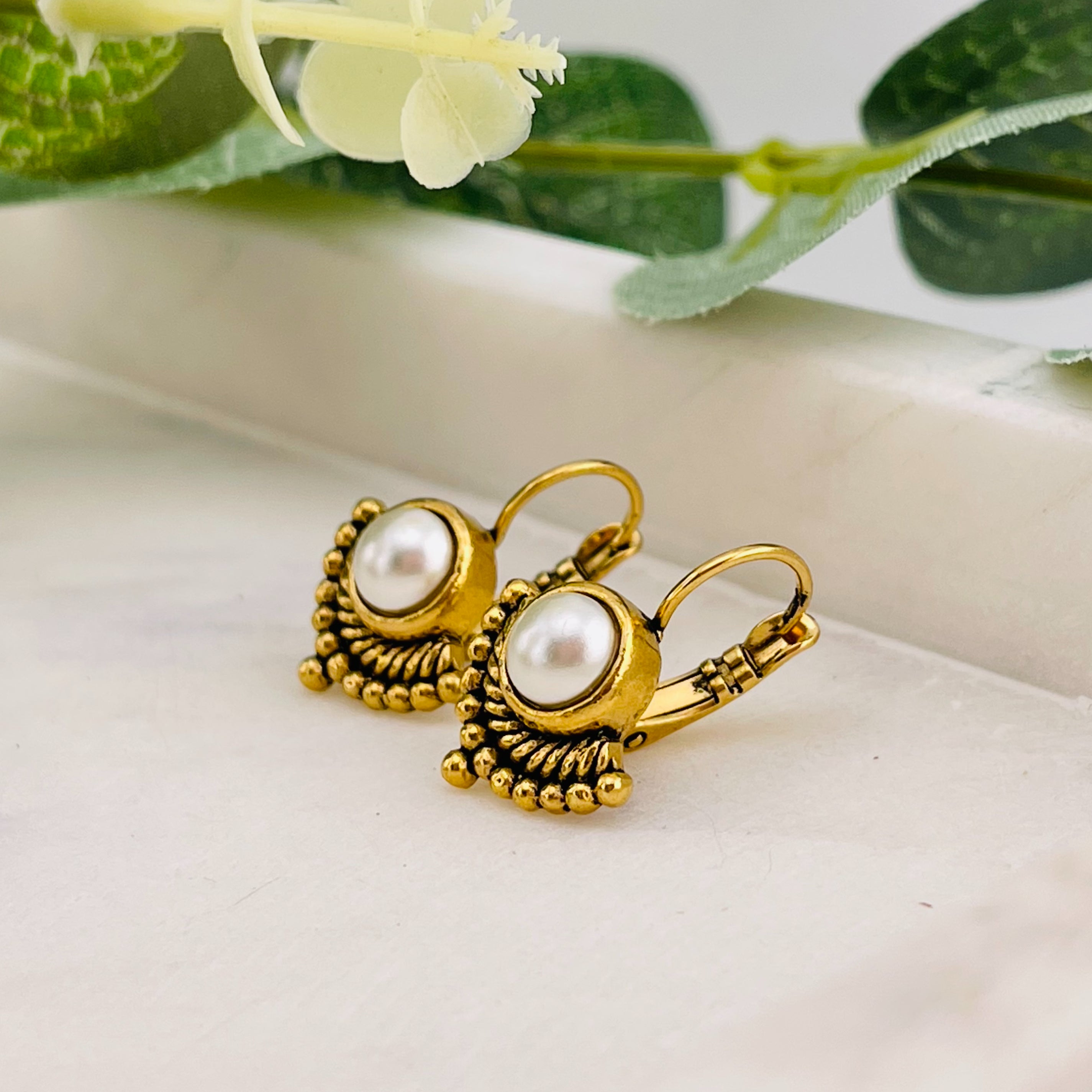 Goldene Ohrhänger mit Perlmuttstein Boho-Vintage Ambra