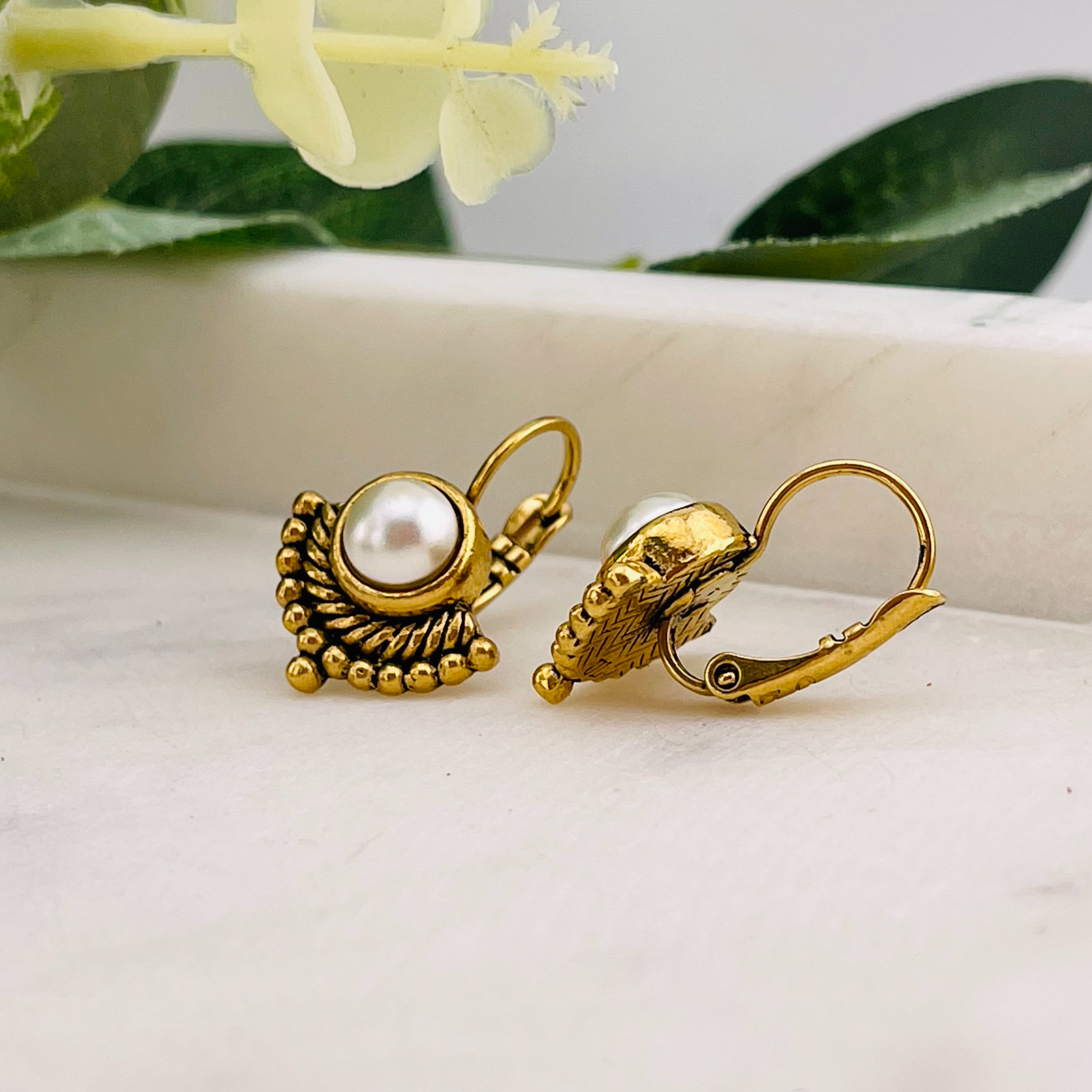 Goldene Ohrhänger mit Perlmuttstein Boho-Vintage Ambra