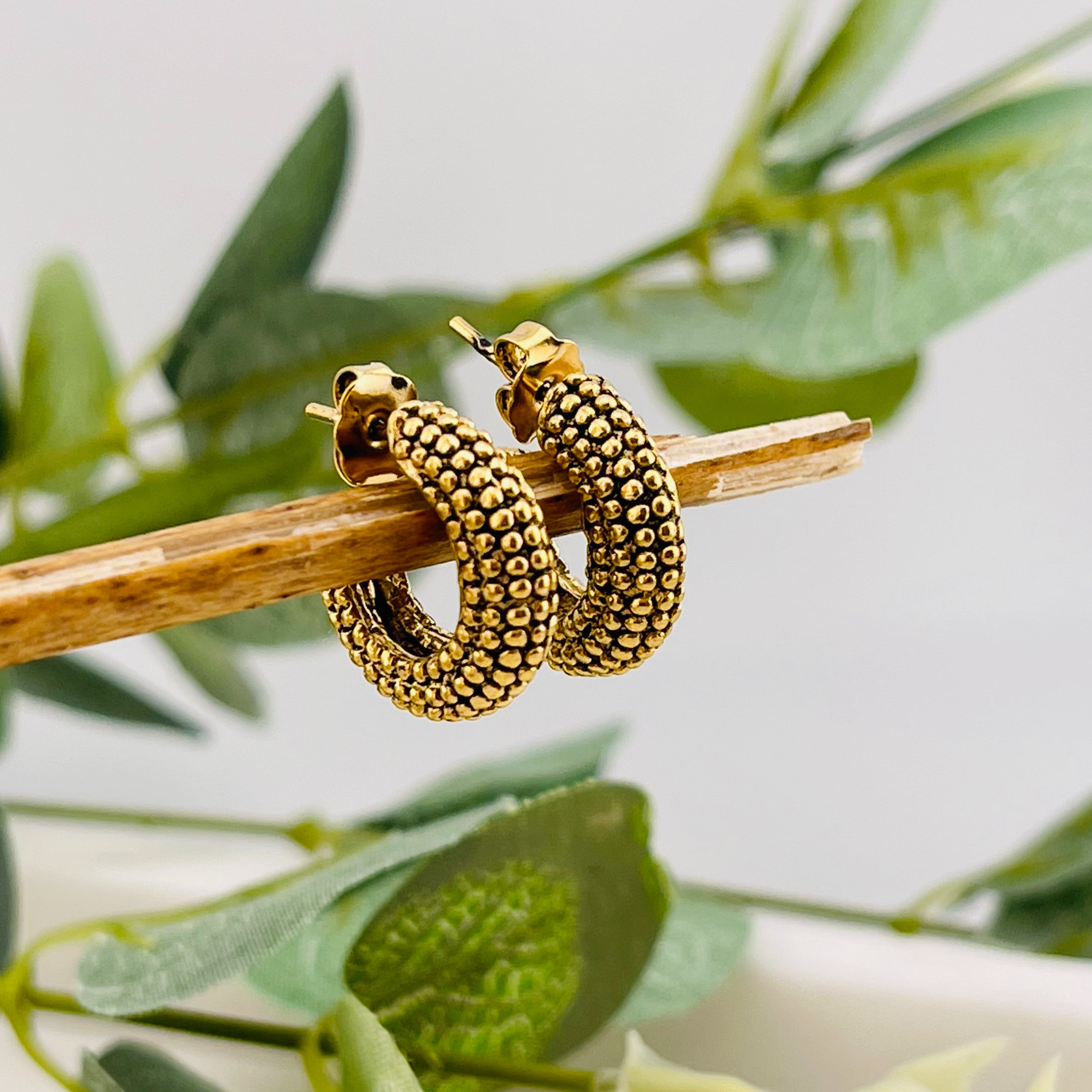 Goldene Creolen-Ohrringe mit Boho-Kugelrelief April