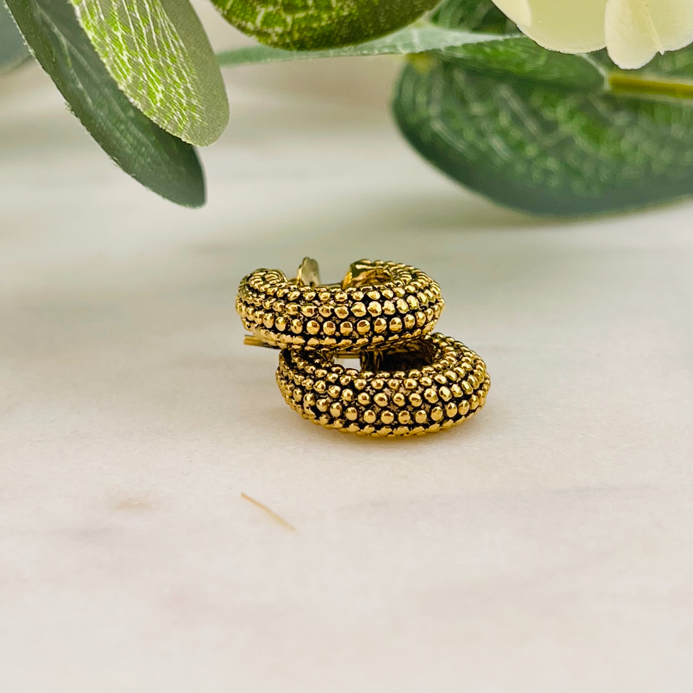 Goldene Creolen-Ohrringe mit Boho-Kugelrelief April