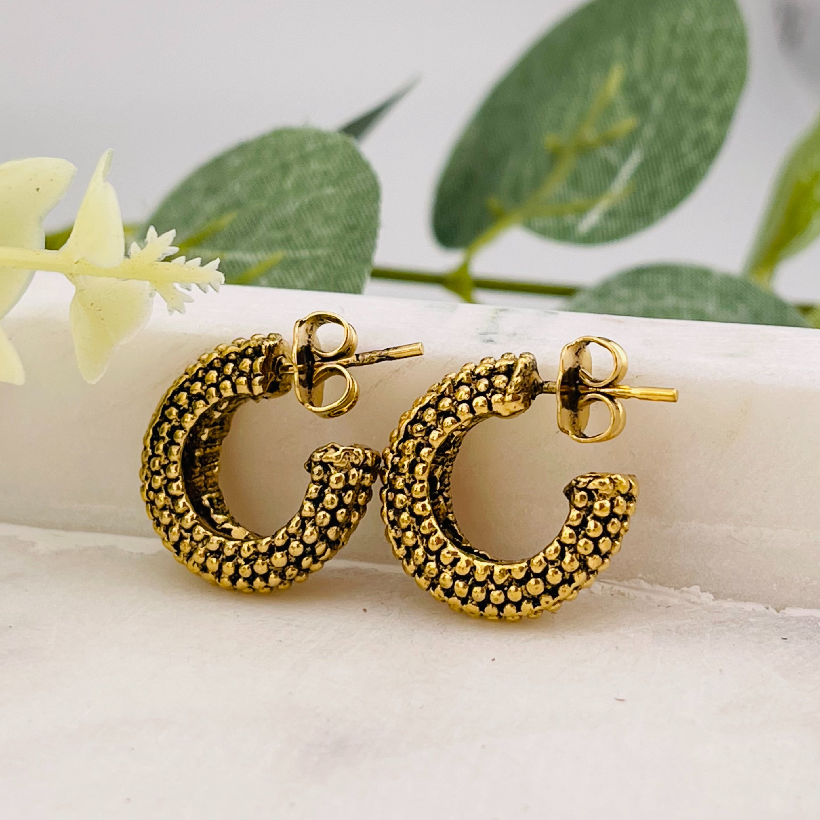 Goldene Creolen-Ohrringe mit Boho-Kugelrelief April