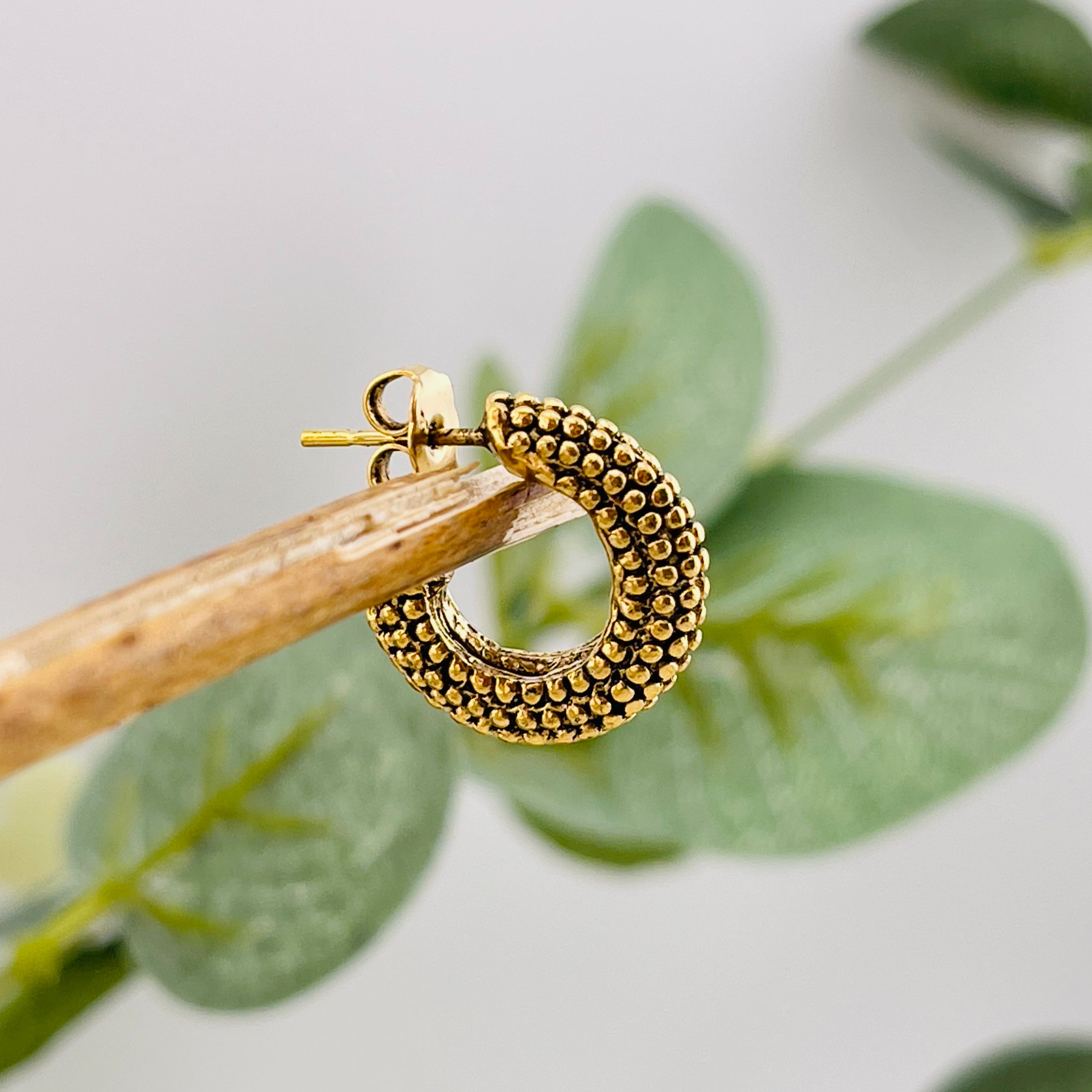 Goldene Creolen-Ohrringe mit Boho-Kugelrelief April