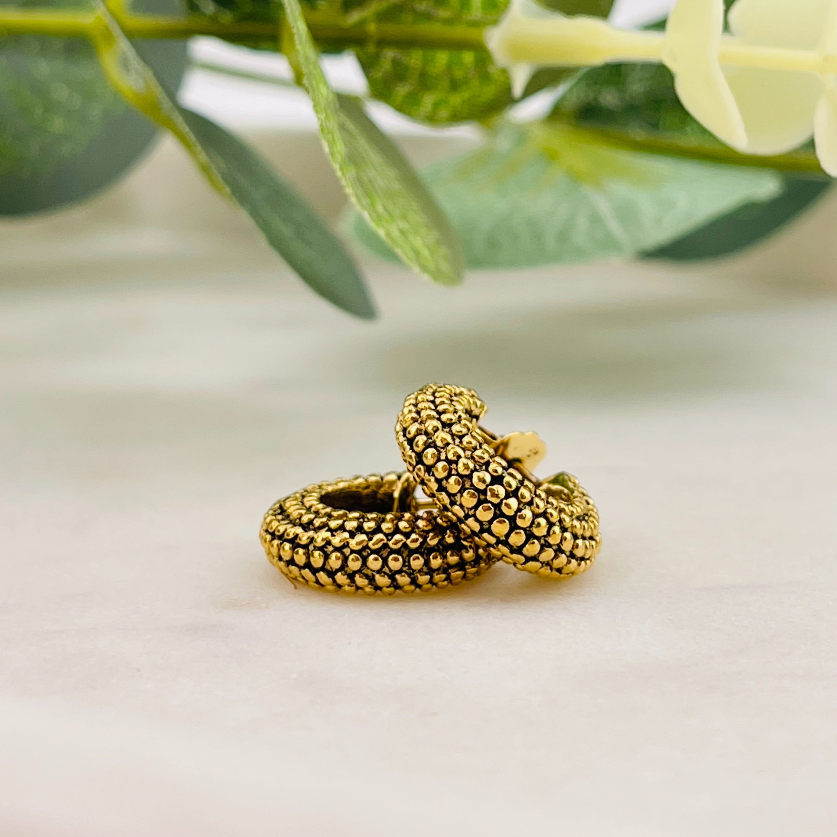 Goldene Creolen-Ohrringe mit Boho-Kugelrelief April