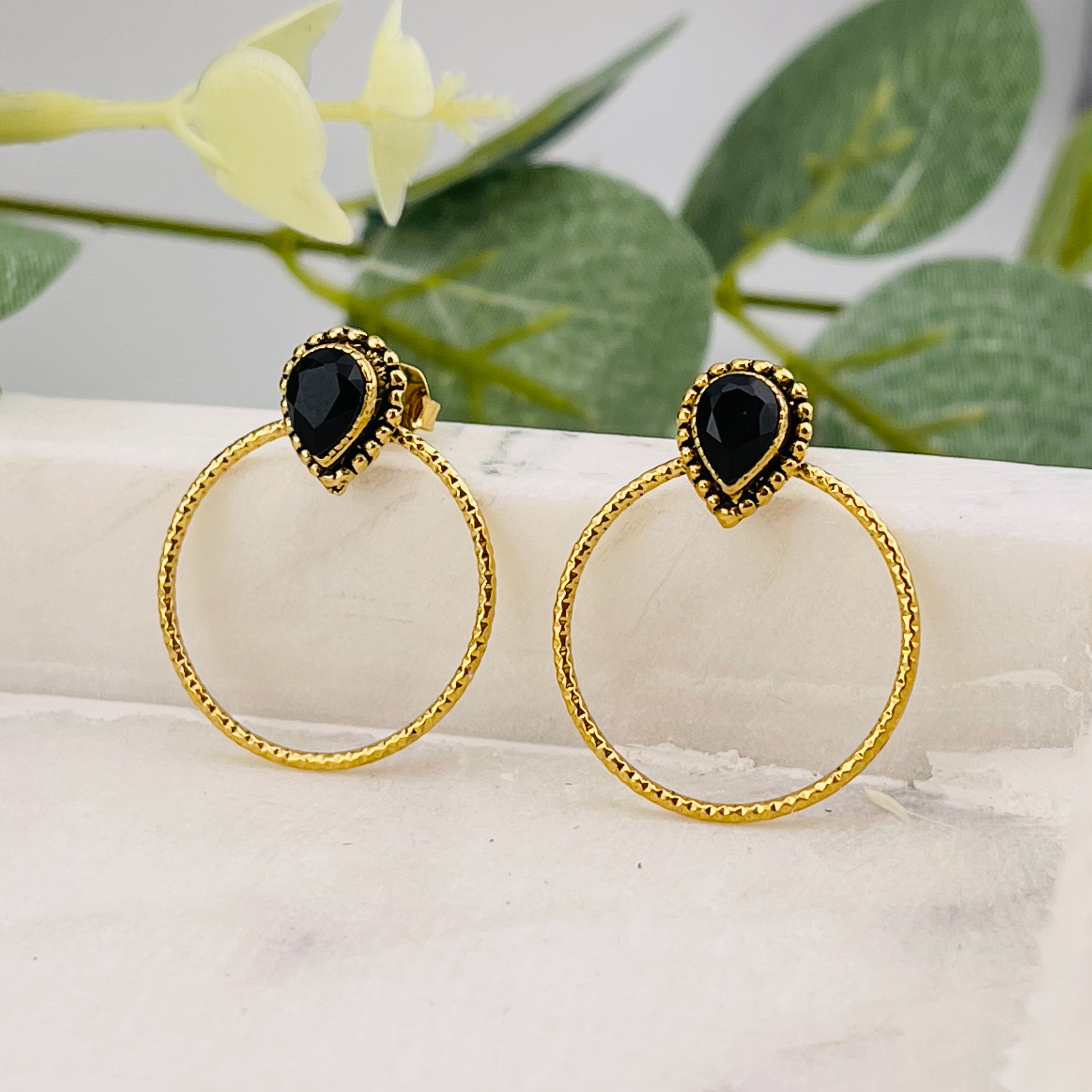Goldene Ohrstecker mit Reifenanhänger und schwarzem Swarovski Alicia