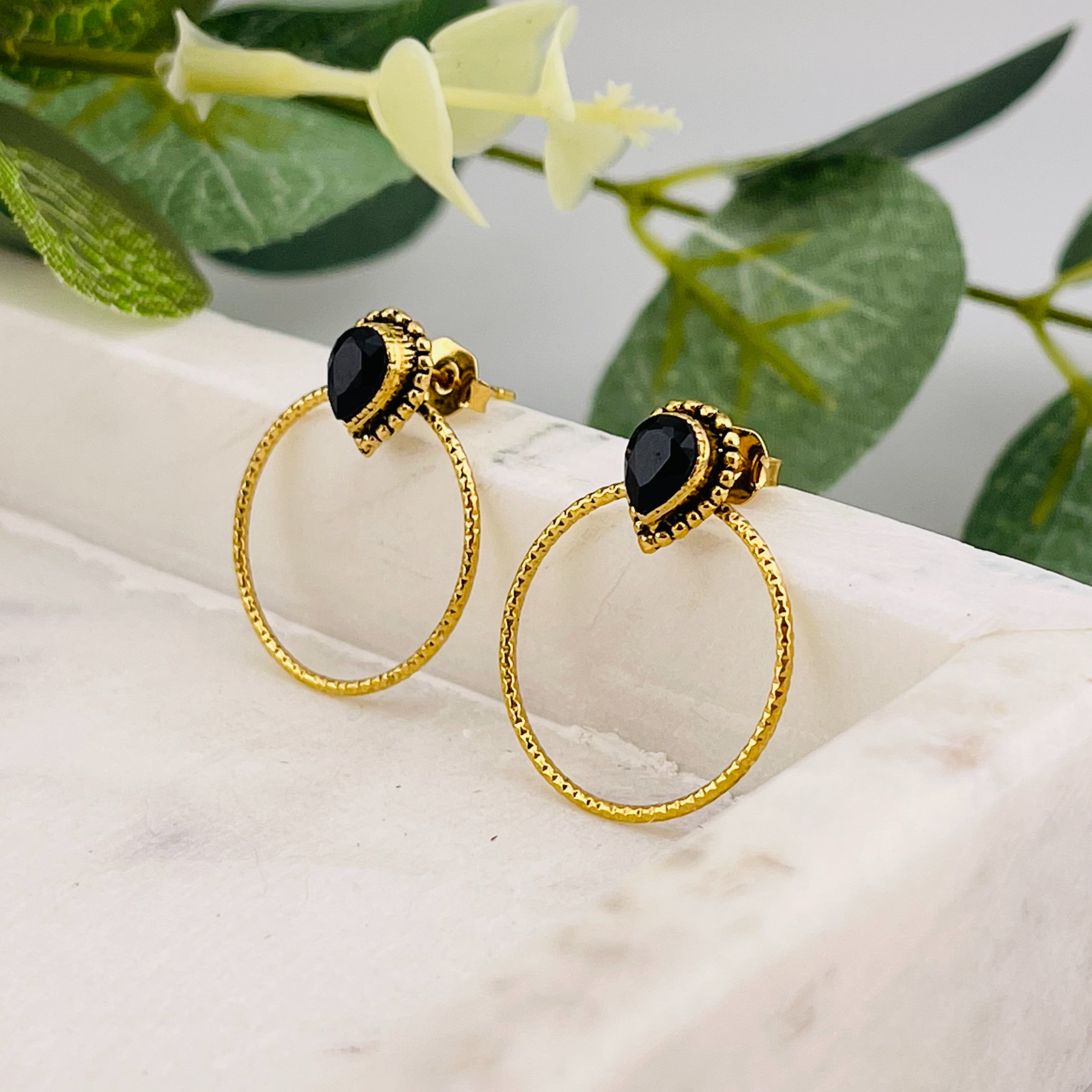 Goldene Ohrstecker mit Reifenanhänger und schwarzem Swarovski Alicia